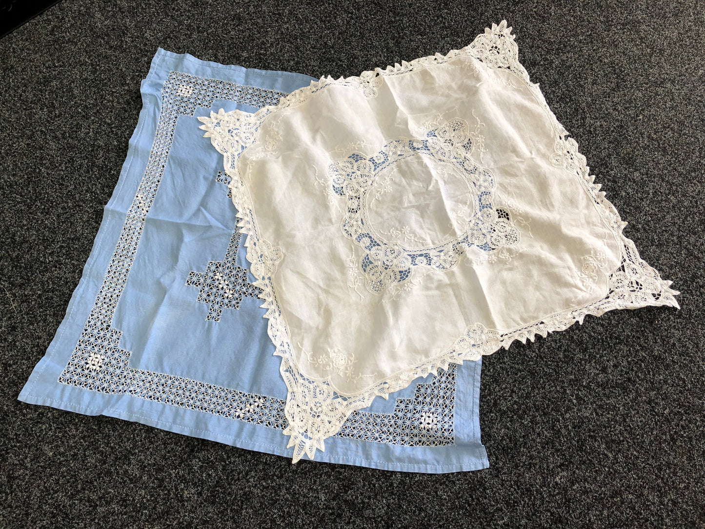 Small Tablecloths x 2 (20375)