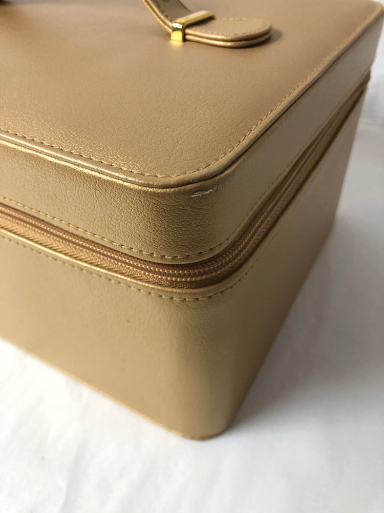 
                  
                    Estee Lauder Large Cosmetic Travel Storage Case (21444)
                  
                