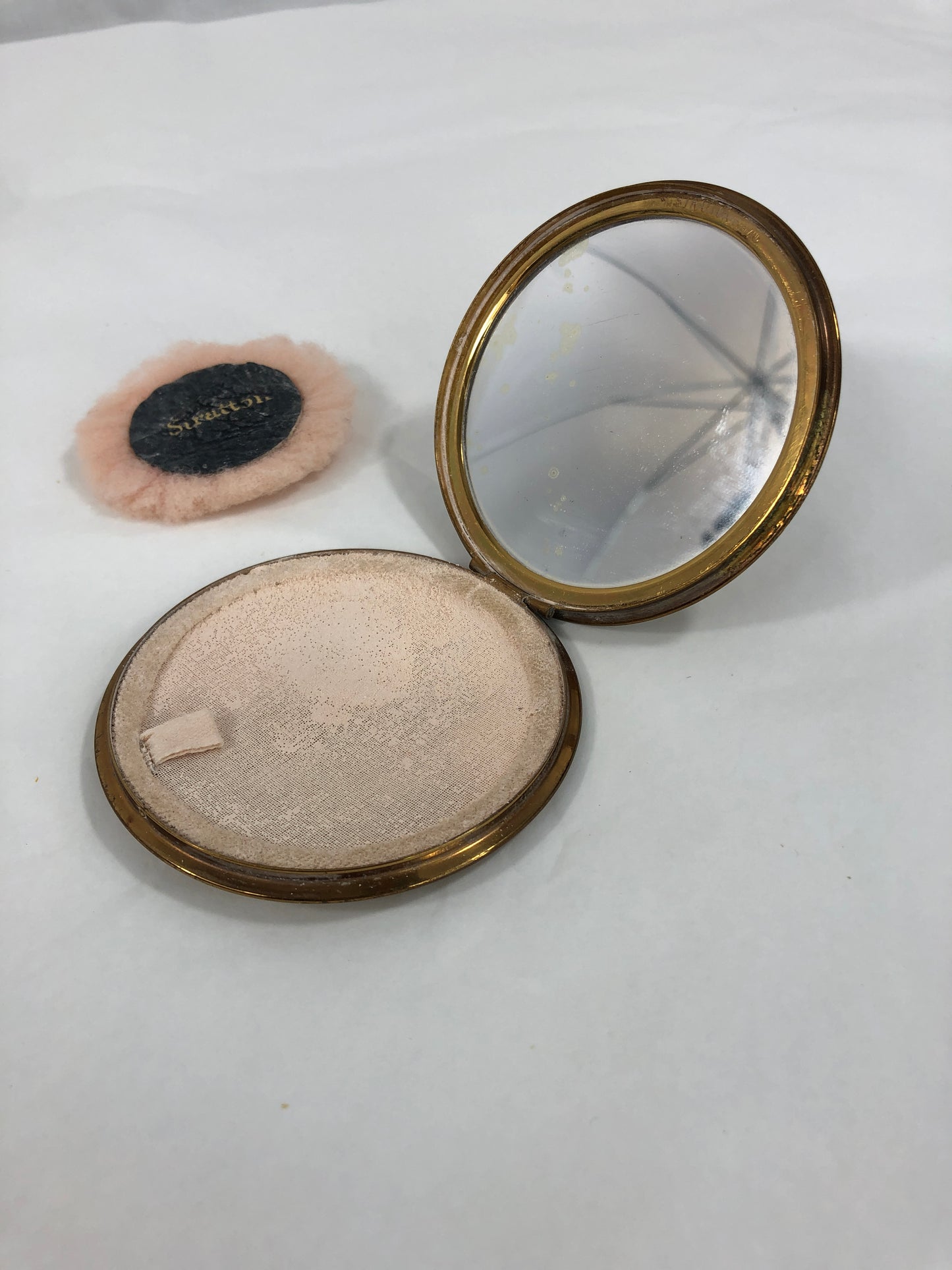 
                  
                    Vintages Stratton Powder Compact (18566)
                  
                