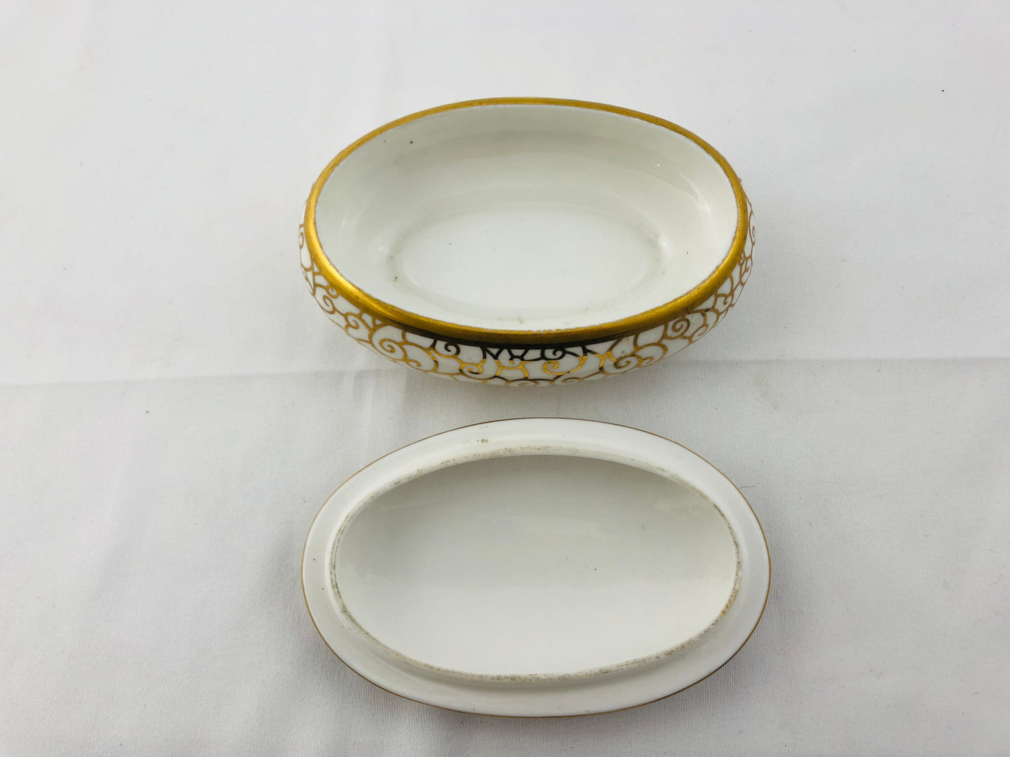 
                  
                    Saint James Fine China Jewellery Trinket Box (20703)
                  
                