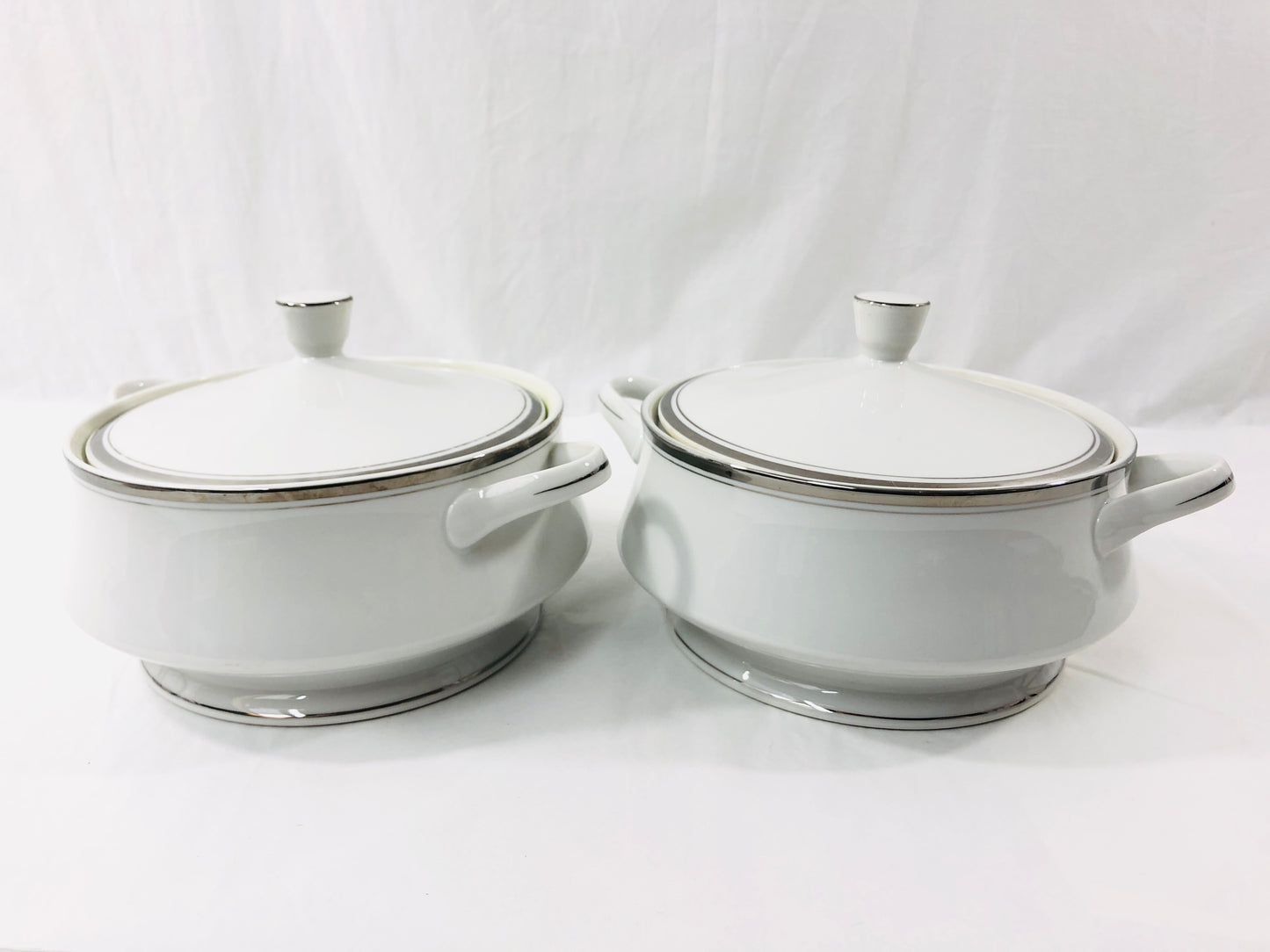 
                  
                    2 x Harbro Japan Fine China "Moonbeam" Lidded Serving Dishes (20680)
                  
                