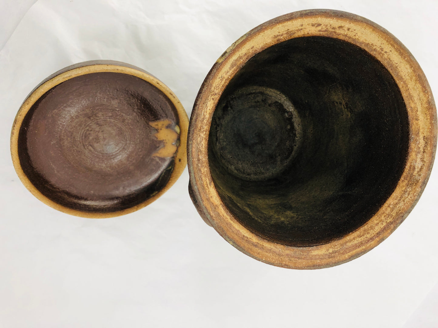 
                  
                    Heavy Pottery Pot with Lid (21562)
                  
                