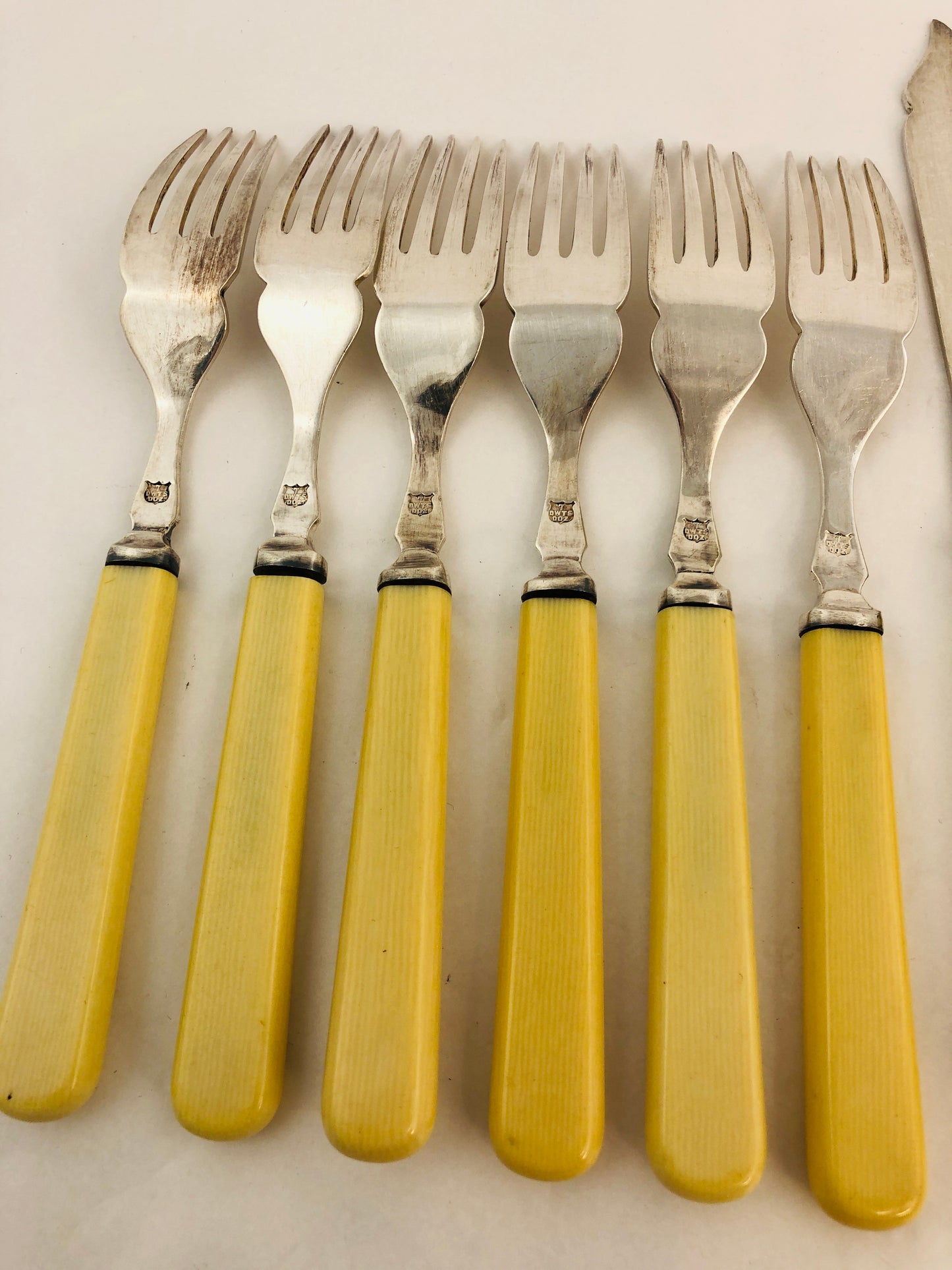 
                  
                    B & JS LTD - Silver Plate Bone Handle Fish Knives & Forks (21309)
                  
                