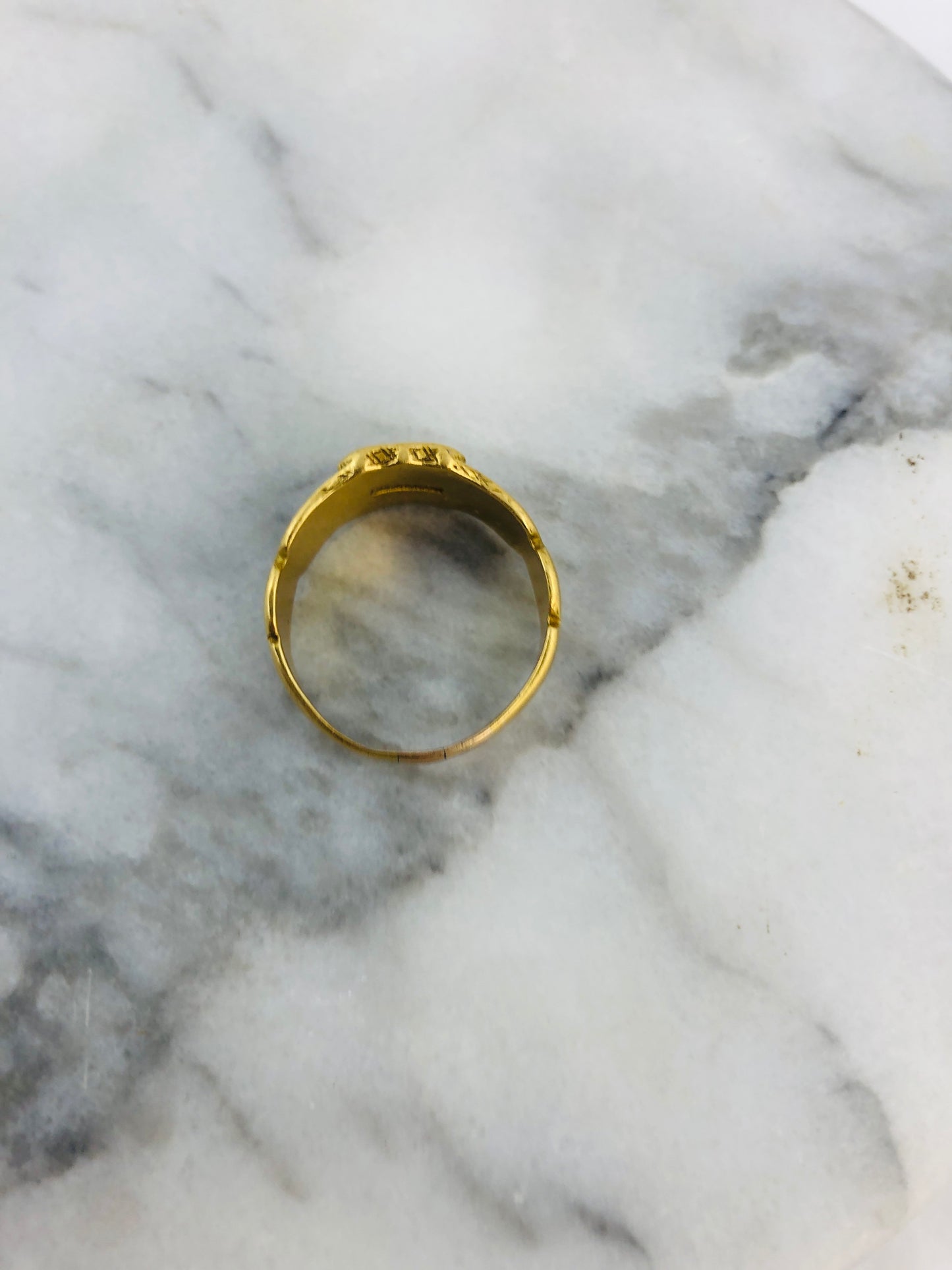 
                  
                    9K Gold Males Signet Ring - Solid (21592)
                  
                