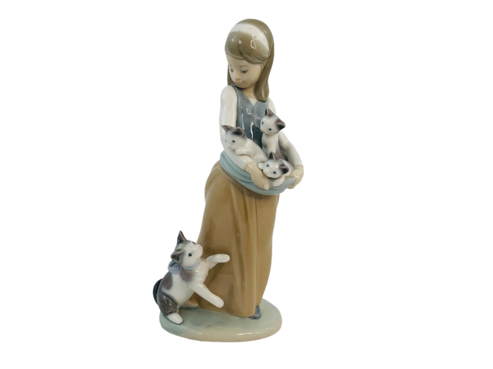 Lladro - Following her Cats Figurine #1309 (21340)