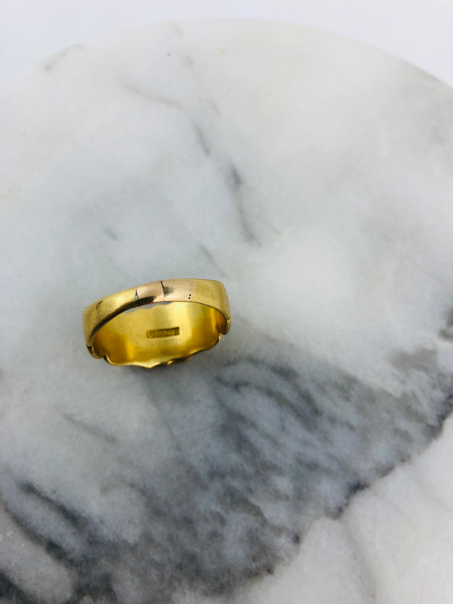 
                  
                    9K Gold Males Signet Ring - Solid (21592)
                  
                