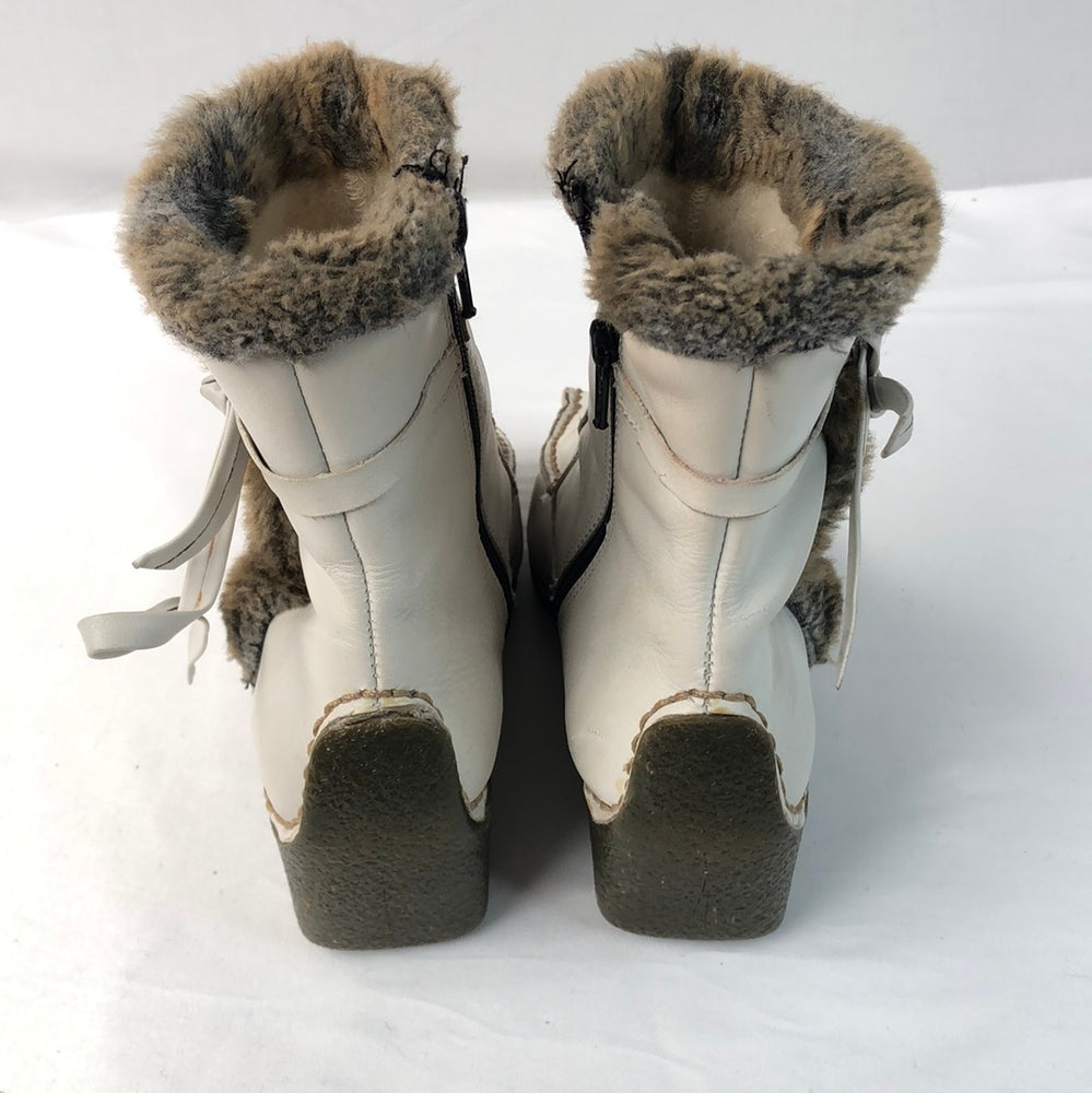 
                  
                    Ara (Portugal) Cream Boots with Fur Lining Size 38 (16745)
                  
                