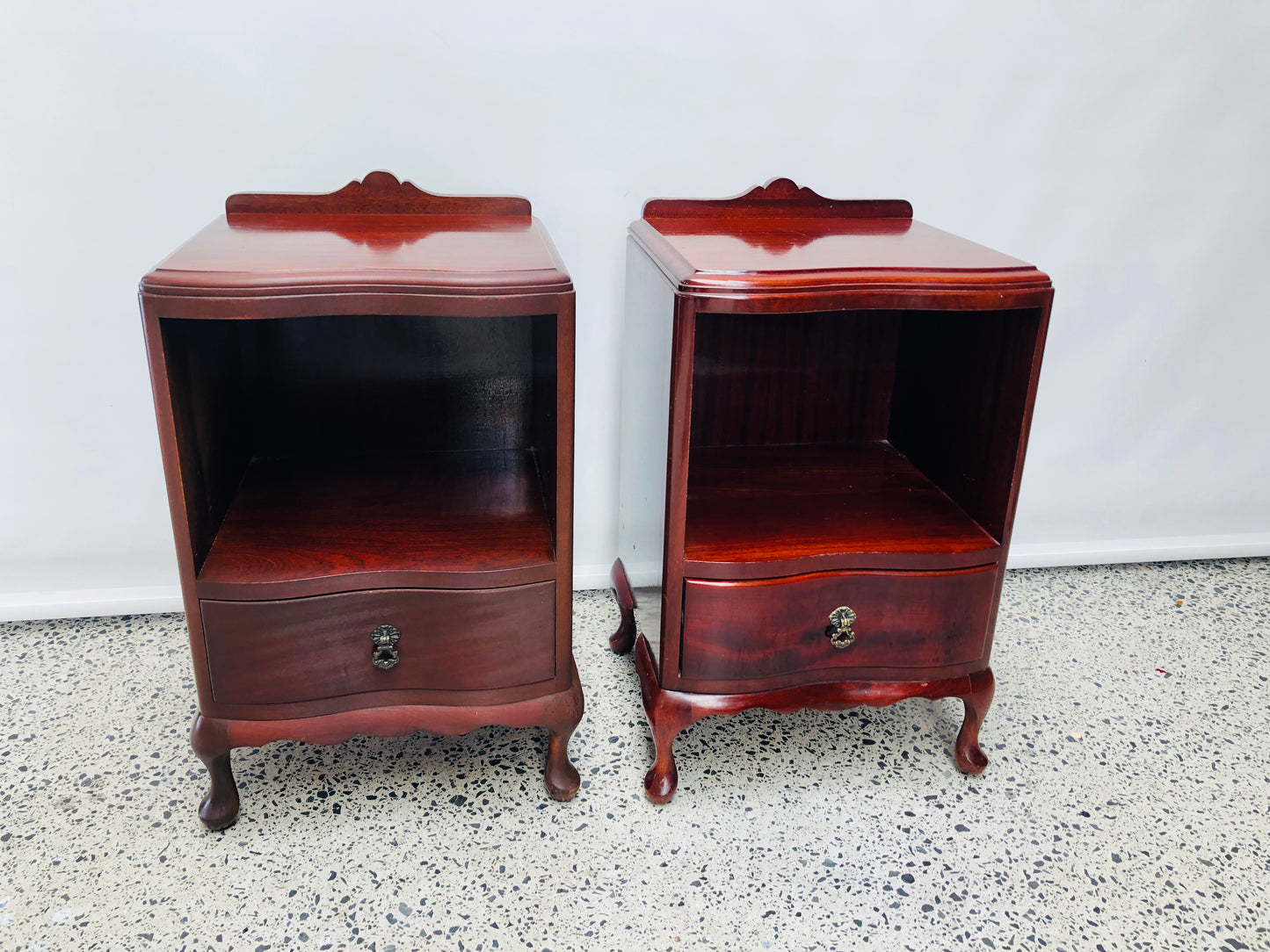 Queen Anne Style Mahogany Bedsides x 2 (21767)