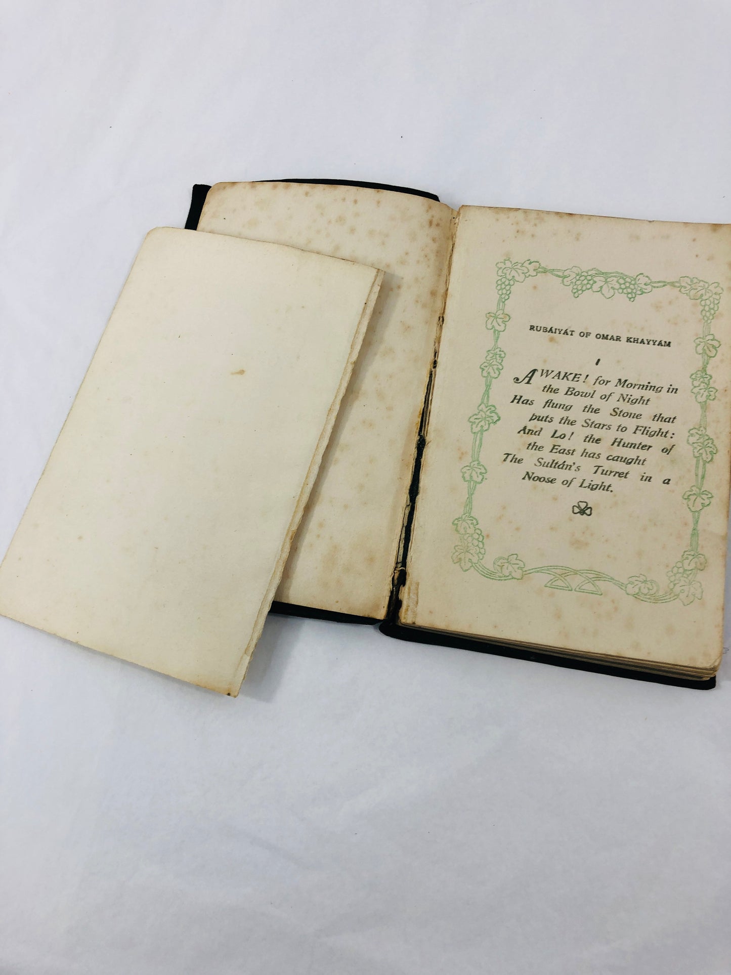 
                  
                    Antique Book  of Rubáiyát of Omar Khayyám - Collins (21585)
                  
                