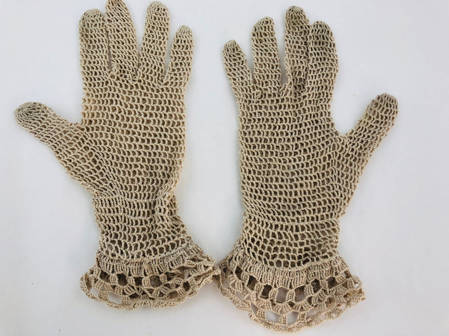 
                  
                    Lovely Vintage  Ladies Day Gloves  (21670)
                  
                