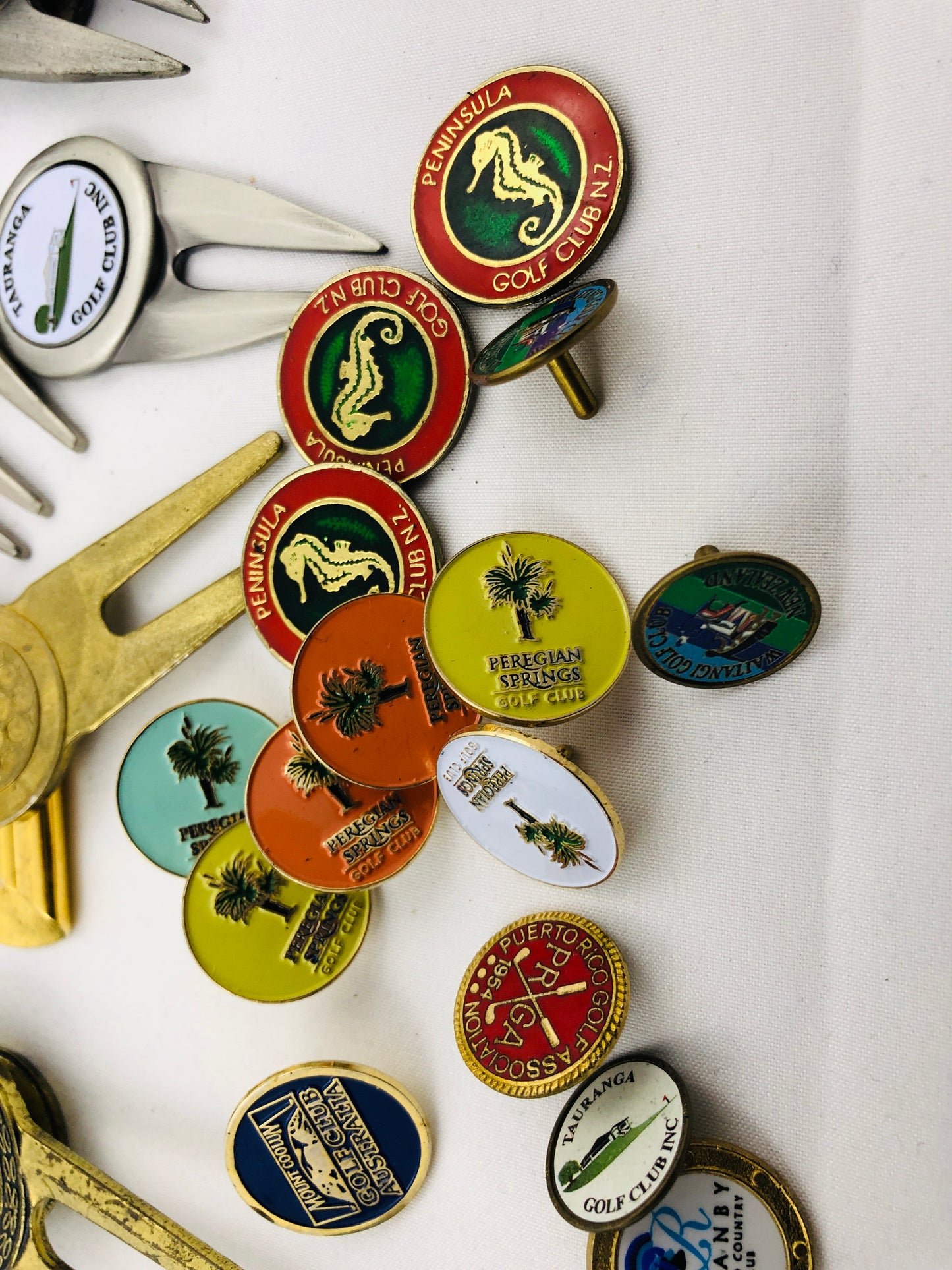 
                  
                    Box of Collectable Golfing Paraphernalia (20903)
                  
                