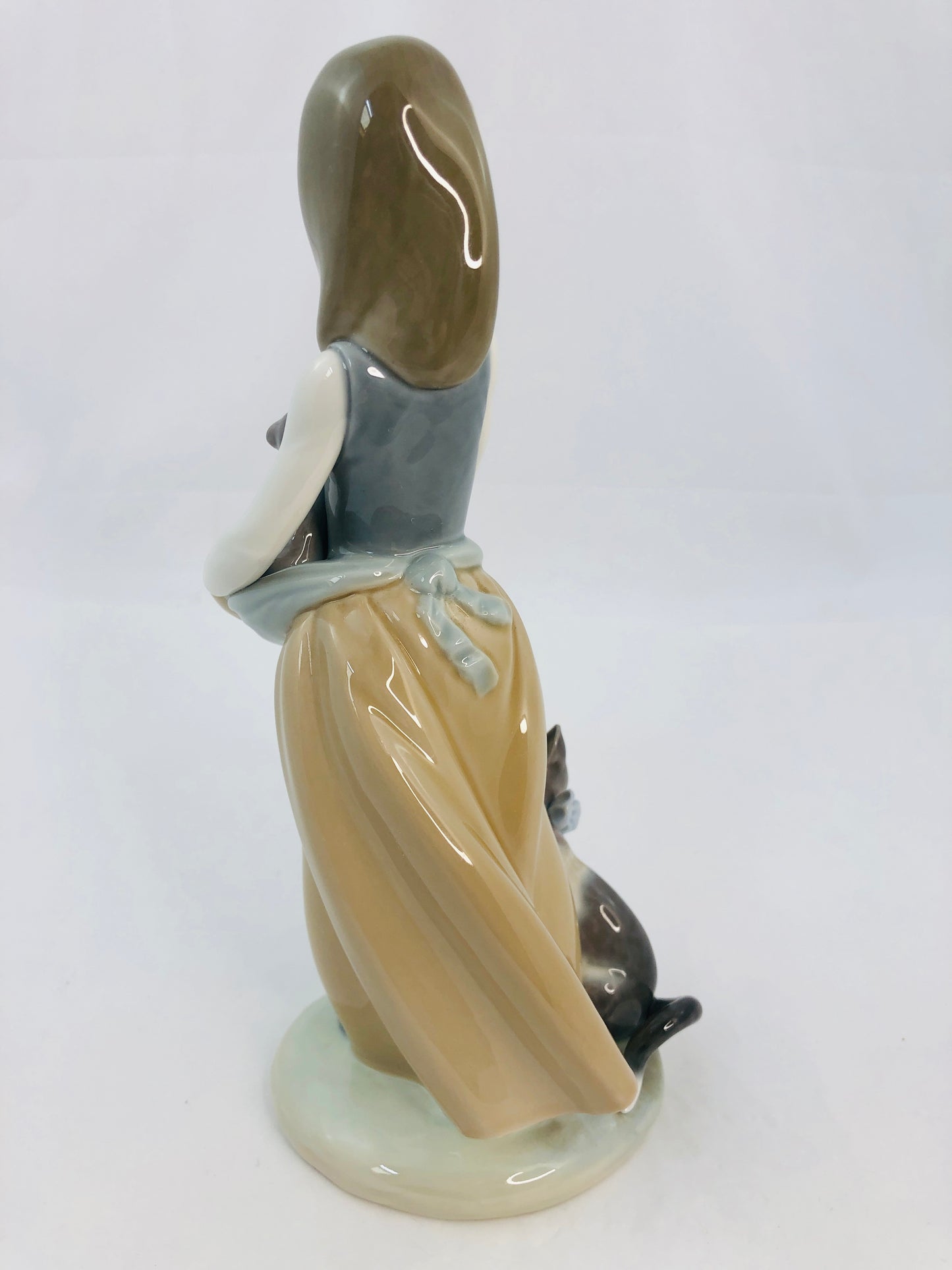 
                  
                    Lladro - Following her Cats Figurine #1309 (21340)
                  
                