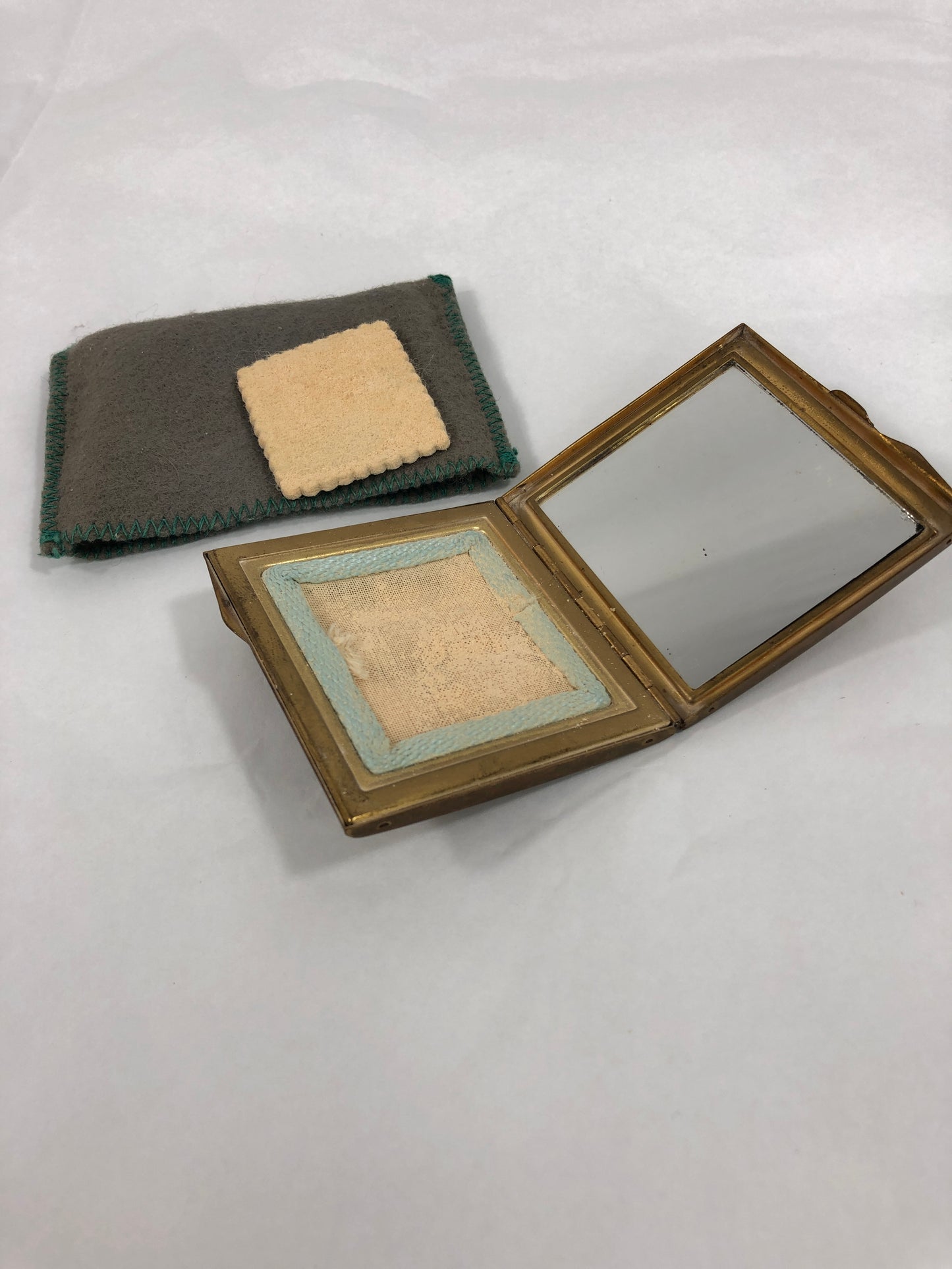 
                  
                    Vintages 1940s Stratton Powder Compact (18567)
                  
                