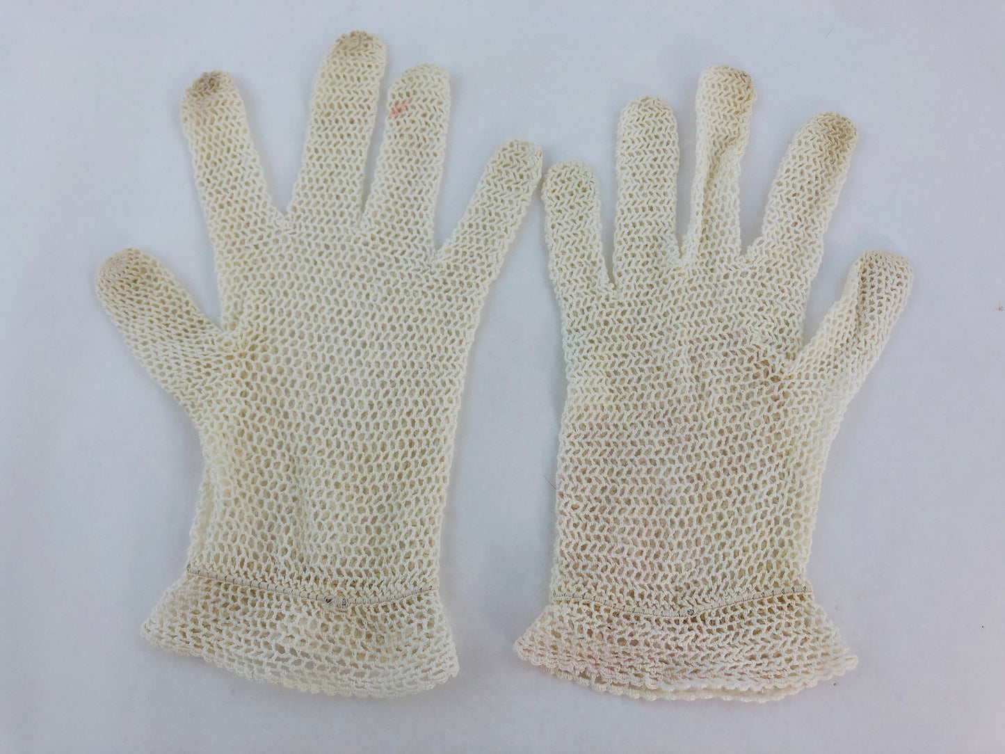 
                  
                    Lovely Vintage  Ladies Day Gloves  (21669)
                  
                
