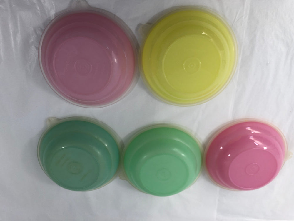 
                  
                    Vintage NZ Made Tupperware Bowls & Cups with Lids (21412)
                  
                