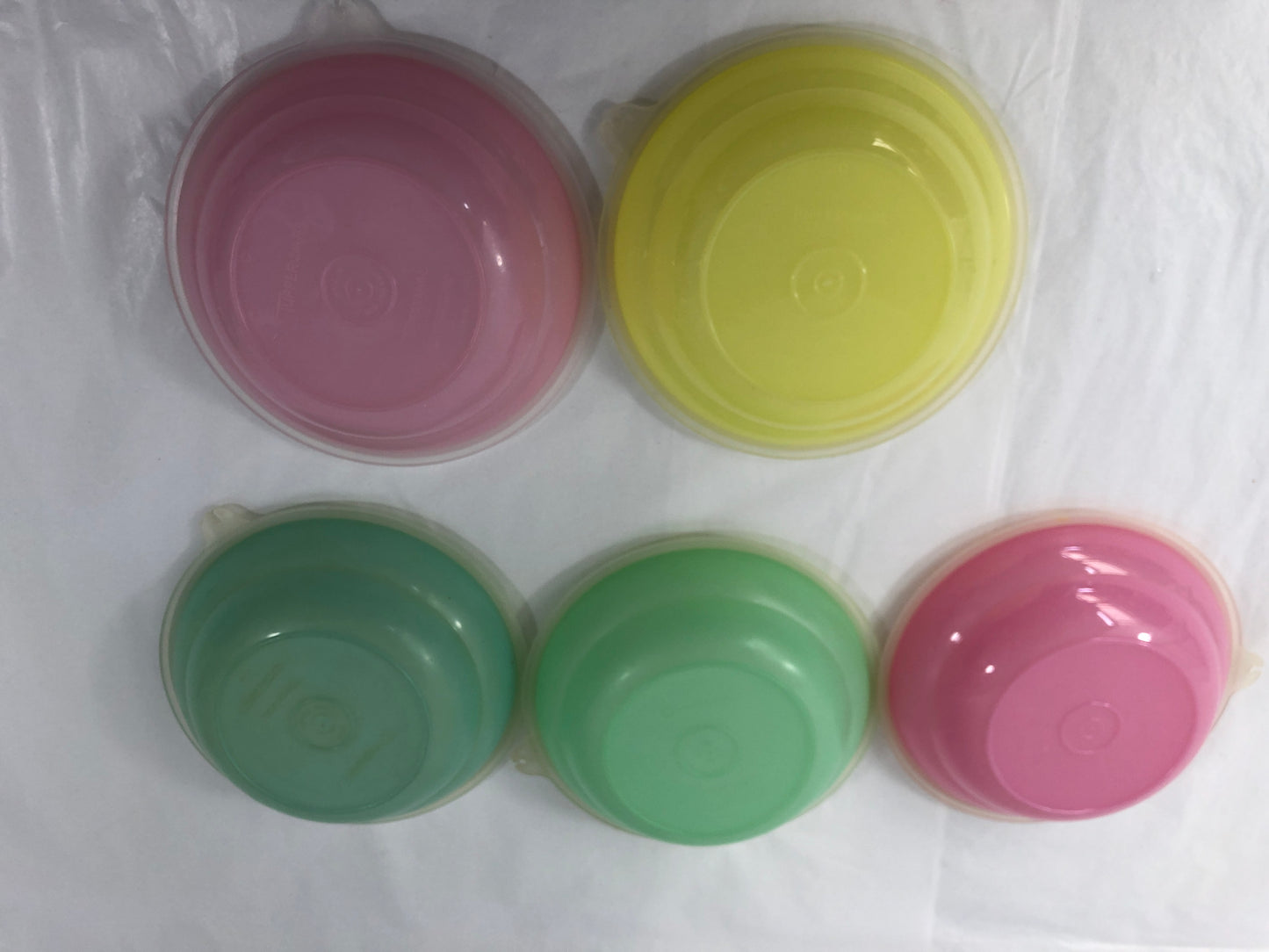
                  
                    Vintage NZ Made Tupperware Bowls & Cups with Lids (21412)
                  
                