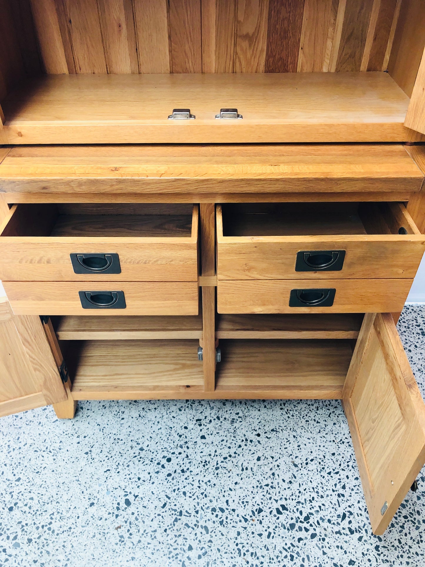
                  
                    Stunning Besp-Oak Solid Oak 2 Piece Hutch Buffet Unit (21603)
                  
                