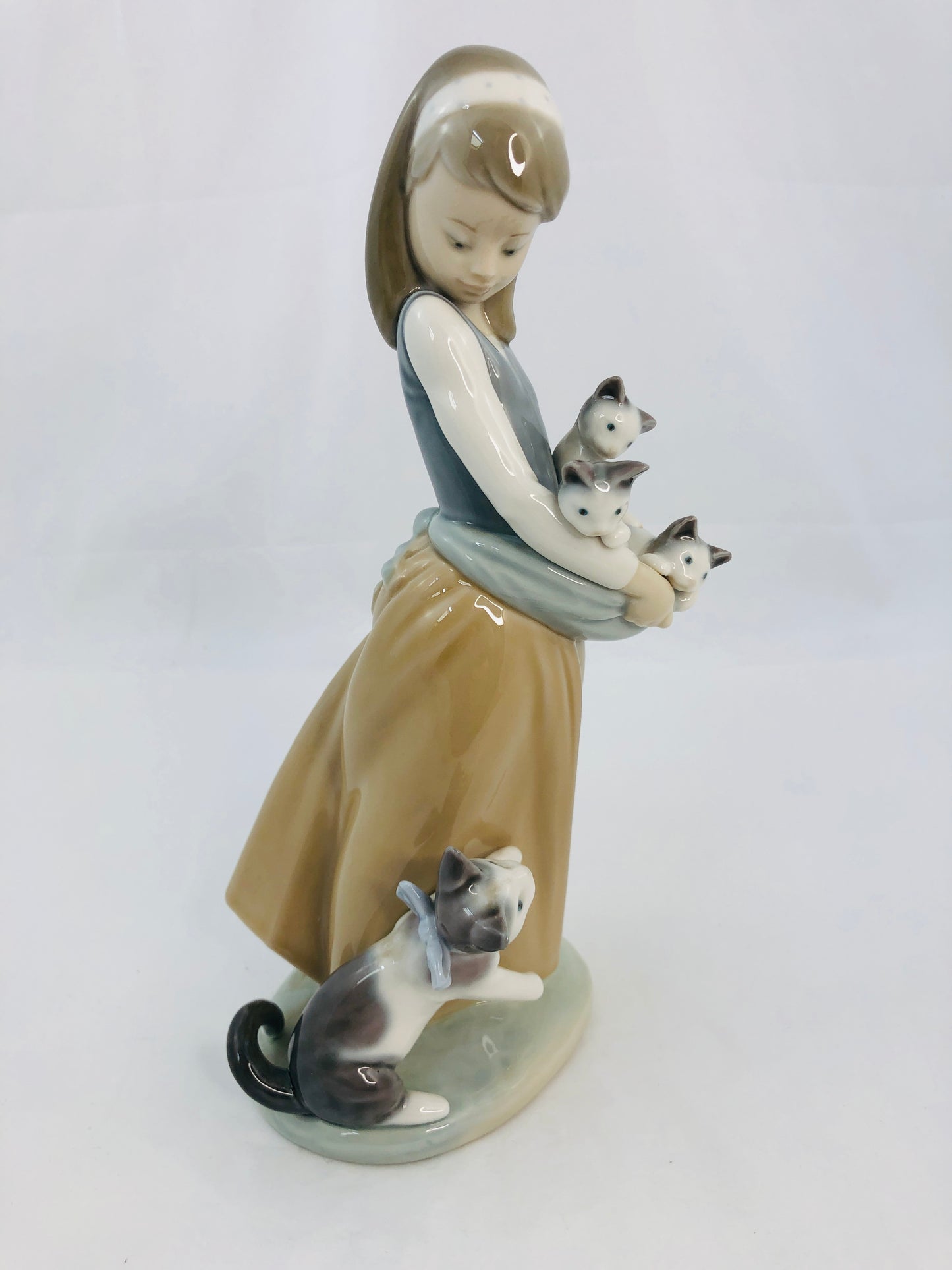 
                  
                    Lladro - Following her Cats Figurine #1309 (21340)
                  
                