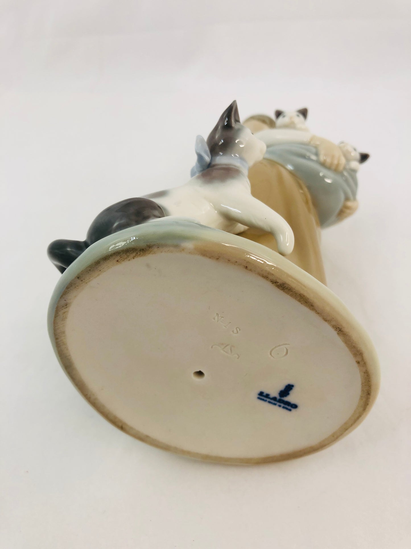 
                  
                    Lladro - Following her Cats Figurine #1309 (21340)
                  
                