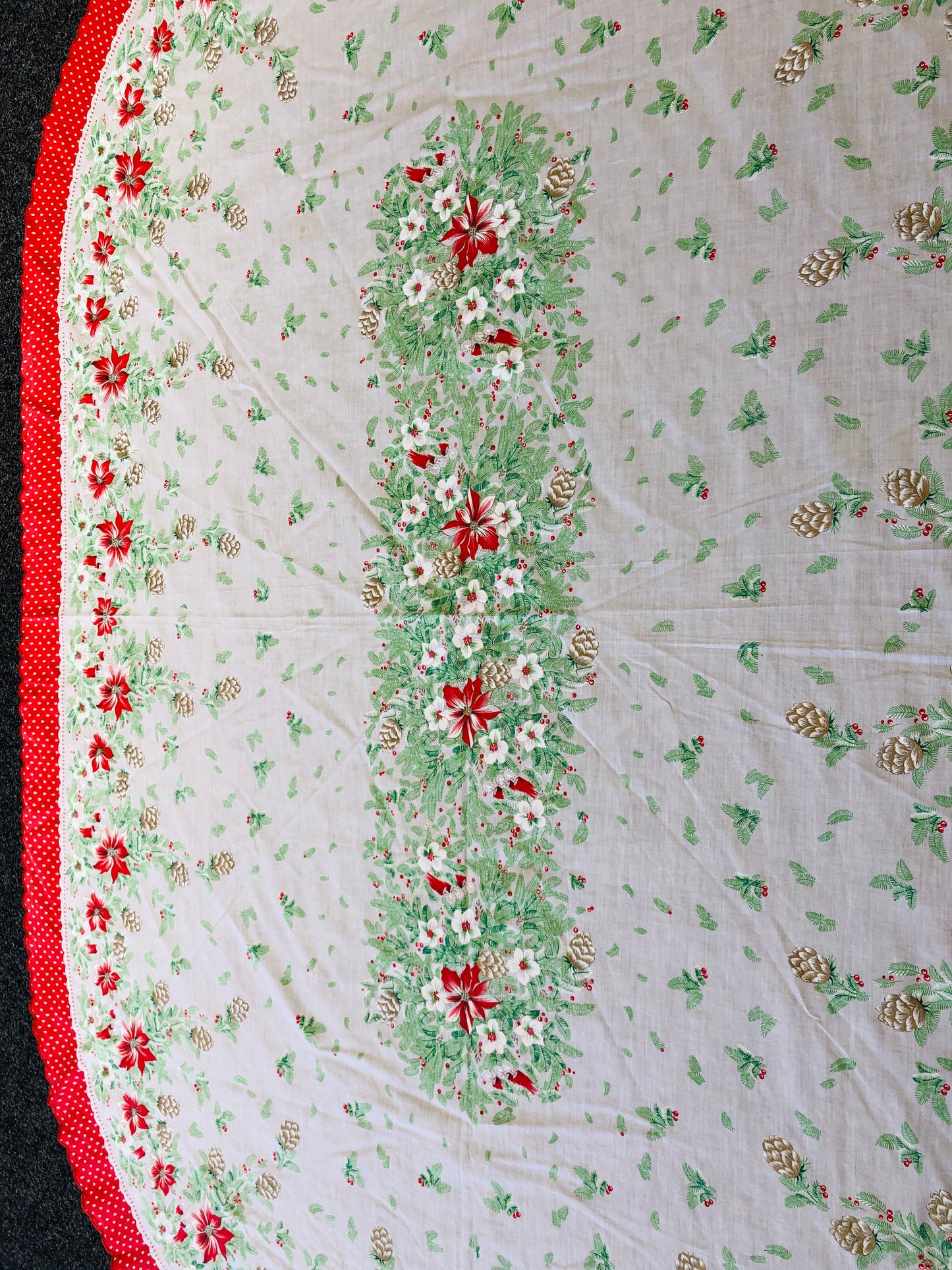 
                  
                    Oval Christmas Tablecloth (21661)
                  
                