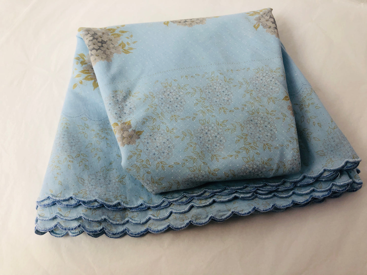 
                  
                    Round Soft Blue Tablecloth with Hydrangea (21660)
                  
                