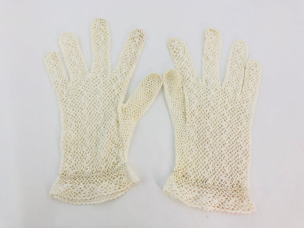 Lovely Vintage  Ladies Day Gloves  (21669)