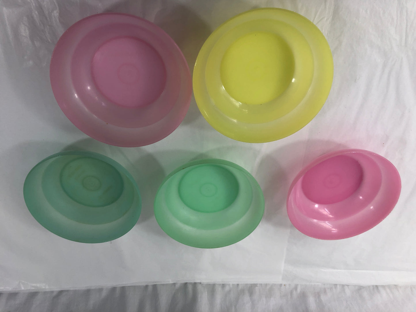 
                  
                    Vintage NZ Made Tupperware Bowls & Cups with Lids (21412)
                  
                