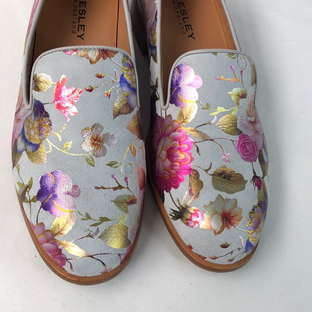 
                  
                    Bresley (NZ) Diddy Garden Flower Shoes Size 38 - 16741)
                  
                