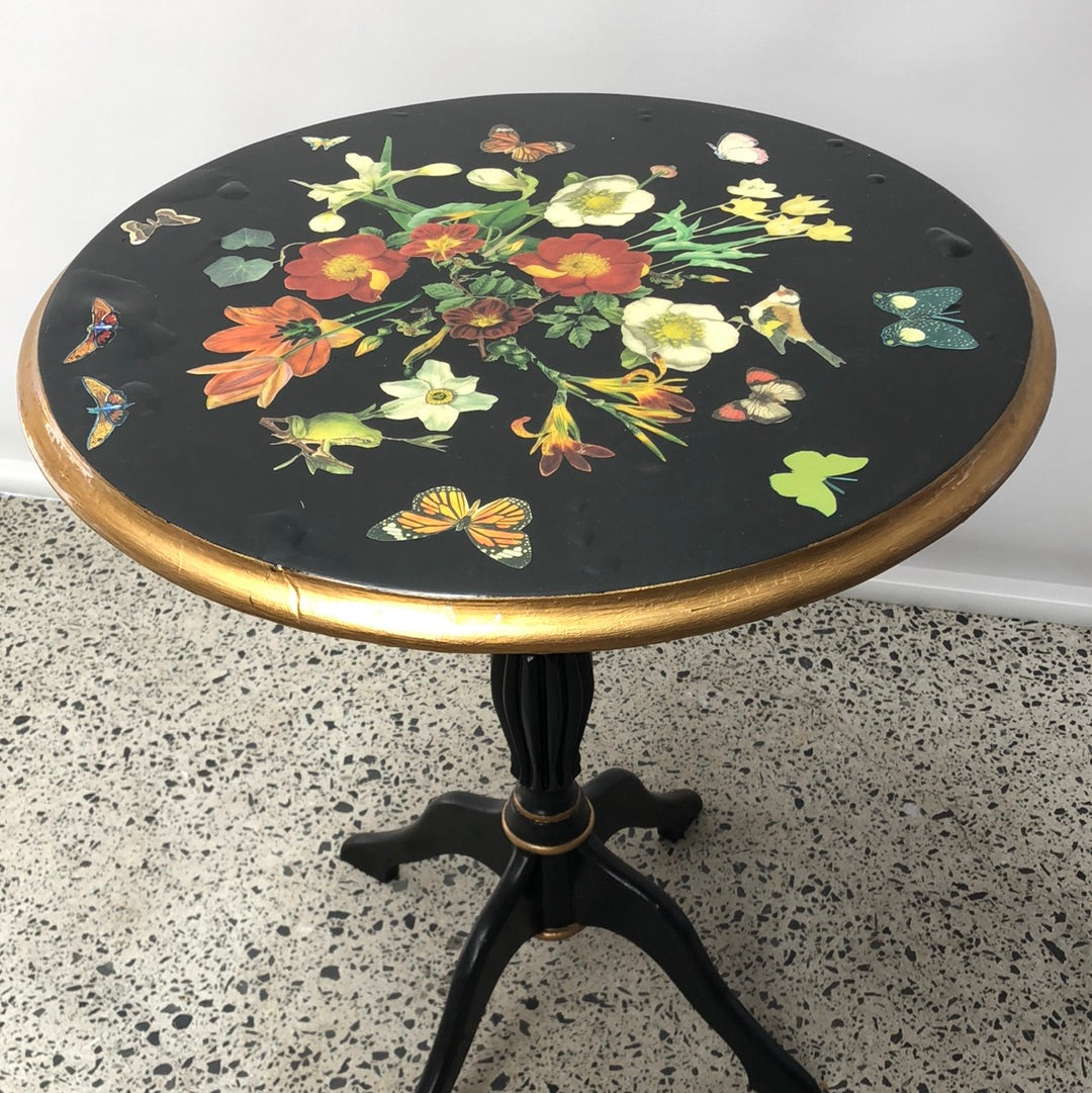 
                  
                    Round Side Table with High Gloss Finish (17006)
                  
                