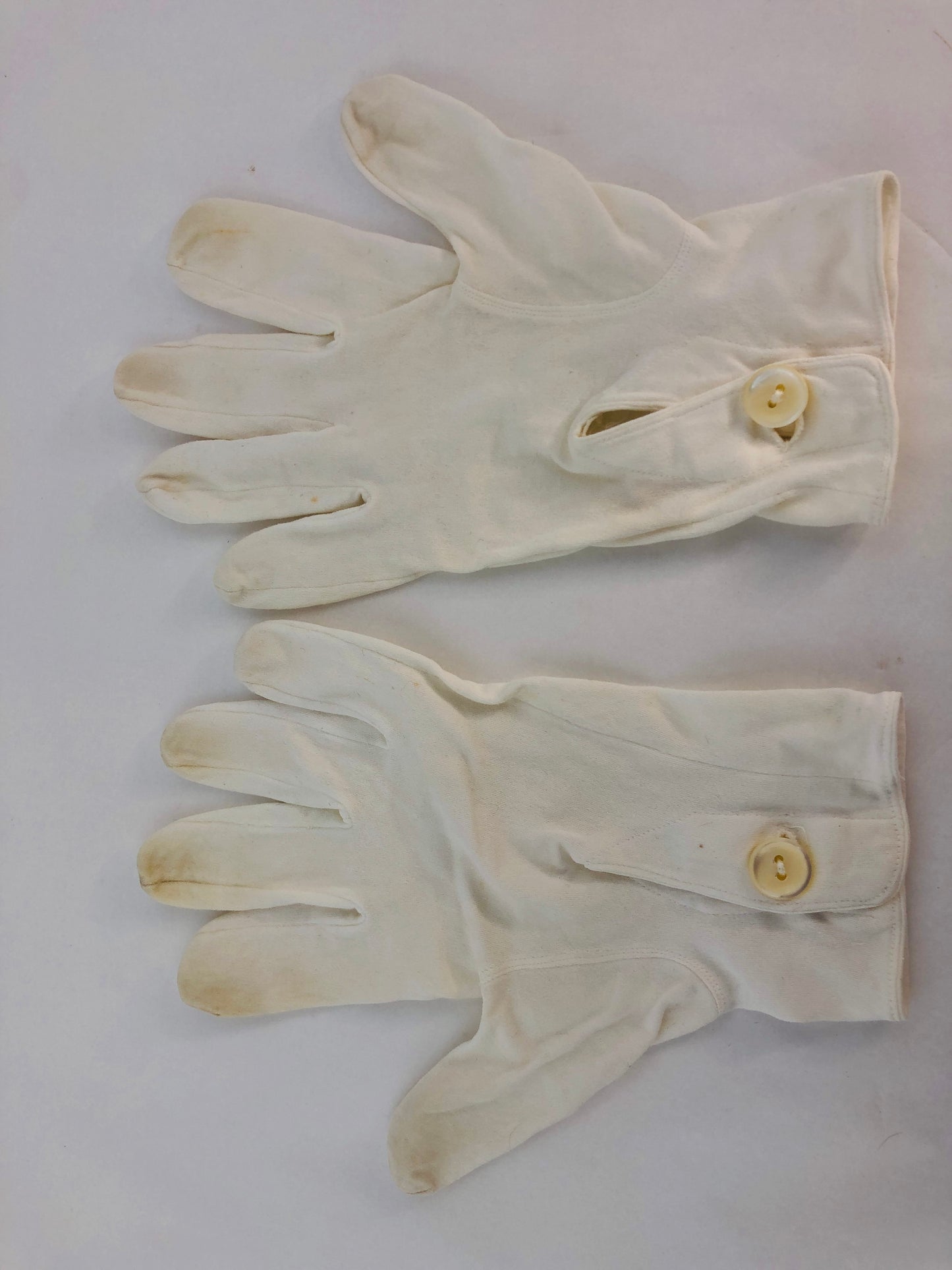
                  
                    Vintage Dents- Womans Light Cream Gloves 9 (21667)
                  
                