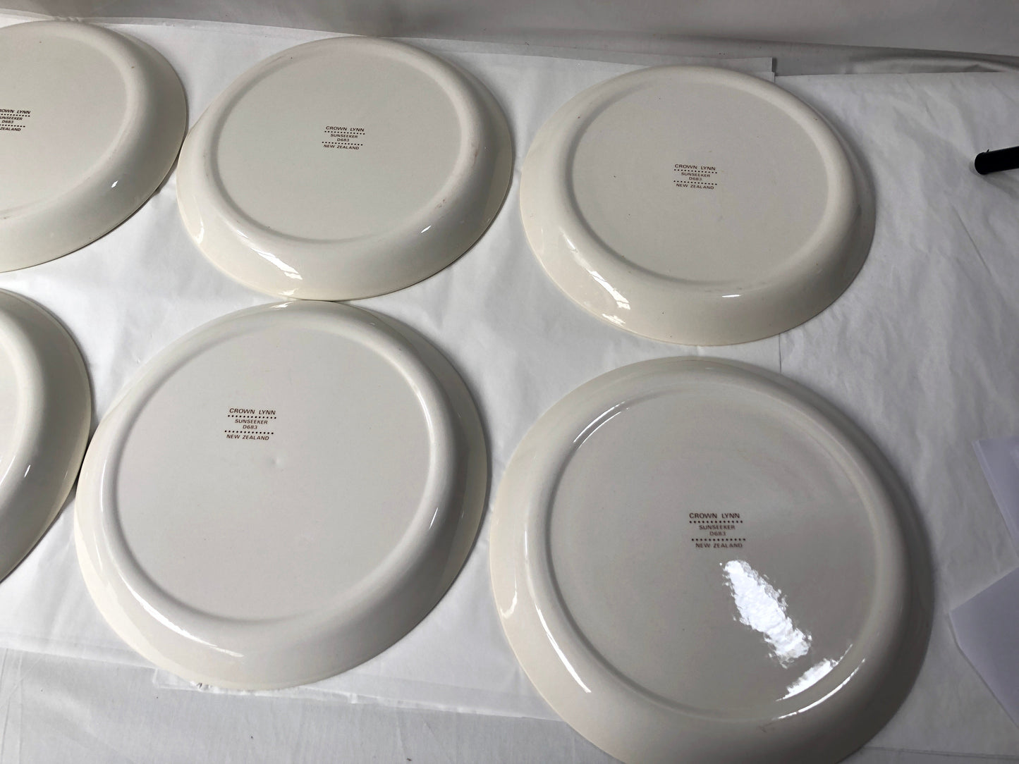 
                  
                    Crown Lynn -Sunseeker D683 Dinner Plates x 7 (20249)
                  
                