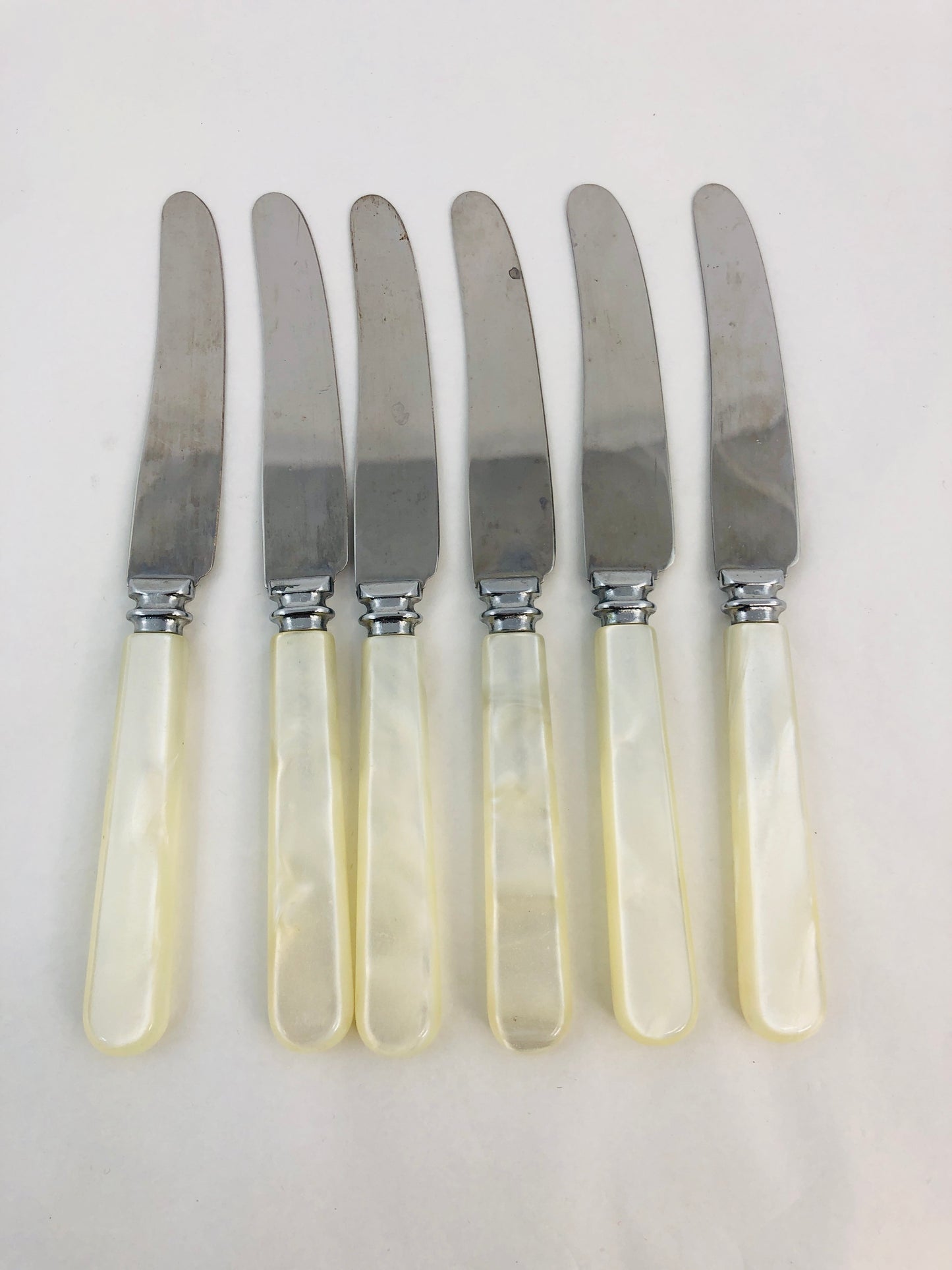 
                  
                    Vintage Faux Mother of Pearl Handle Butter Knives x 6 (21313)
                  
                
