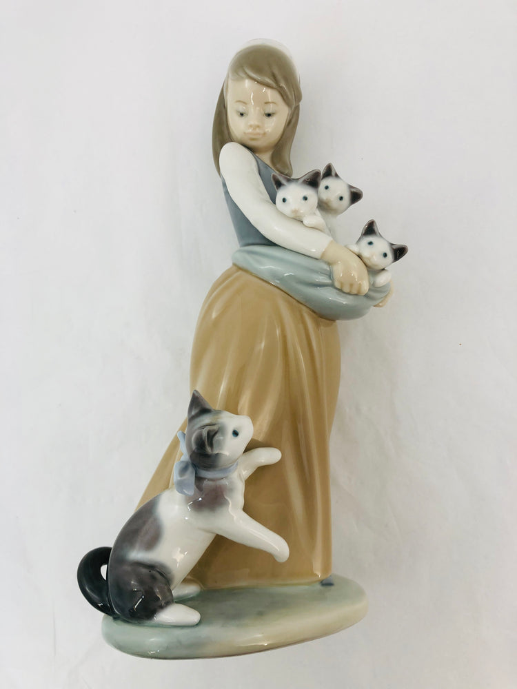 
                  
                    Lladro - Following her Cats Figurine #1309 (21340)
                  
                