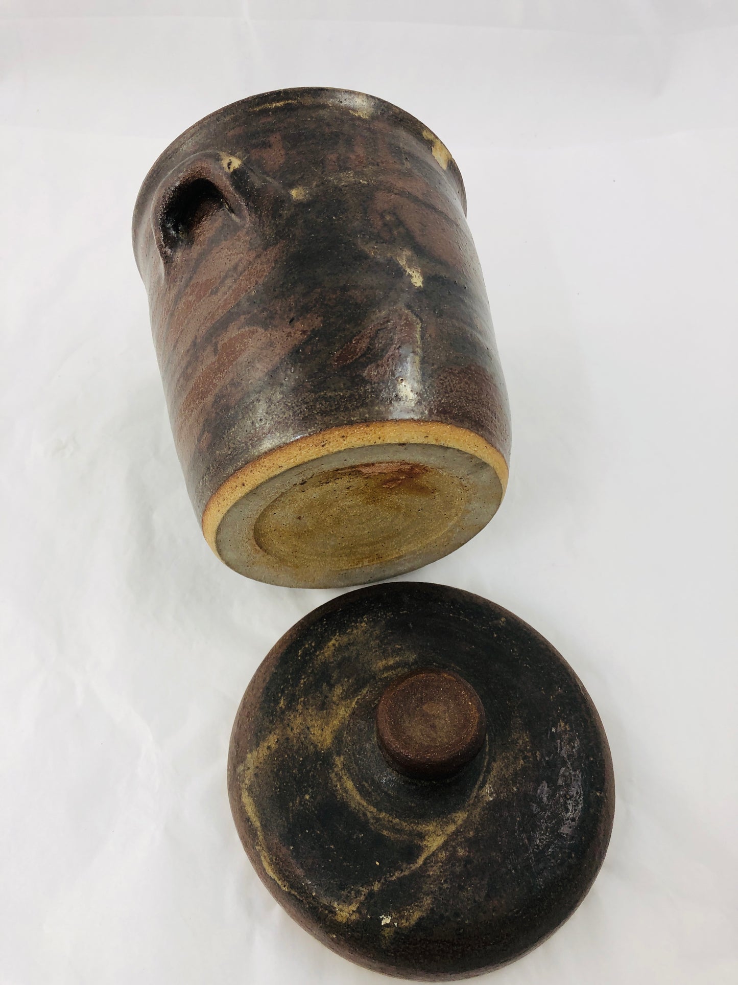 
                  
                    Heavy Pottery Pot with Lid (21562)
                  
                