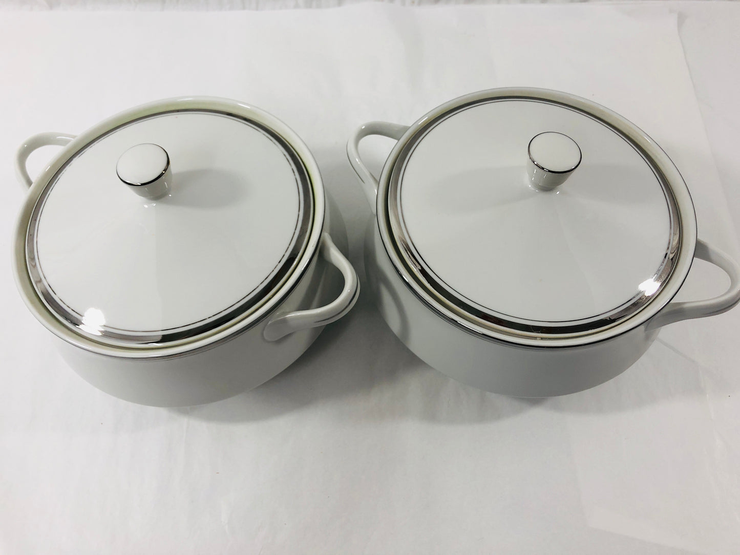 
                  
                    2 x Harbro Japan Fine China "Moonbeam" Lidded Serving Dishes (20680)
                  
                