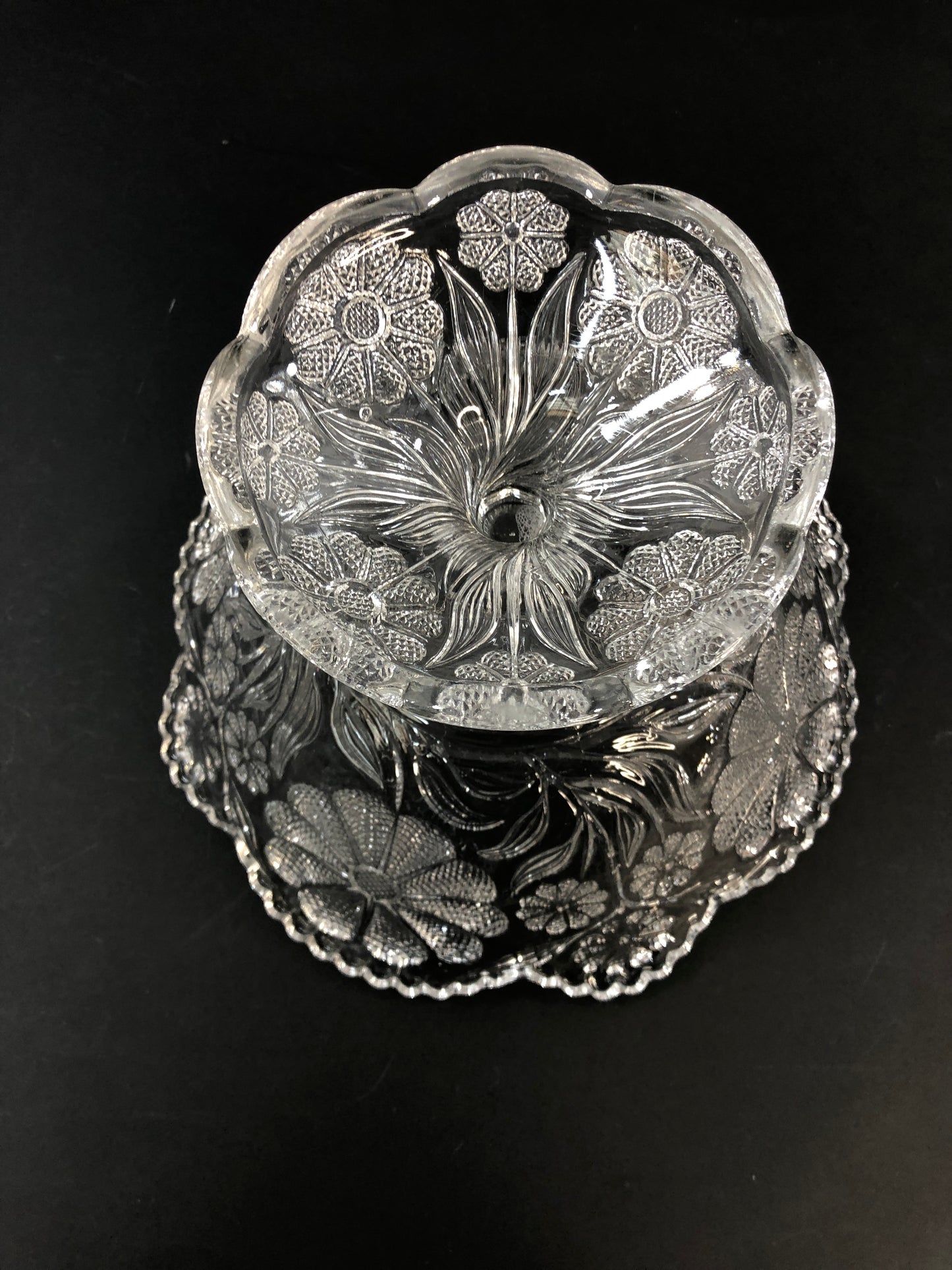 
                  
                    Large Heavy Glass Pedestal Fruit Bowl/Dessert Dish(21382)
                  
                