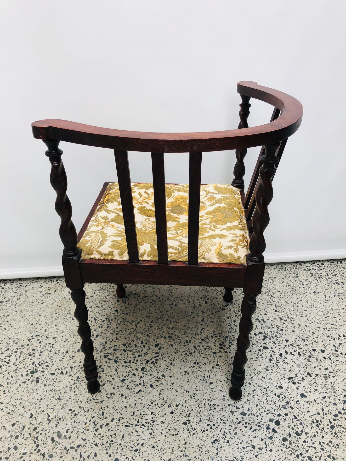 
                  
                    Antique Corner Chair with Bailey Twist Legs (21765)
                  
                