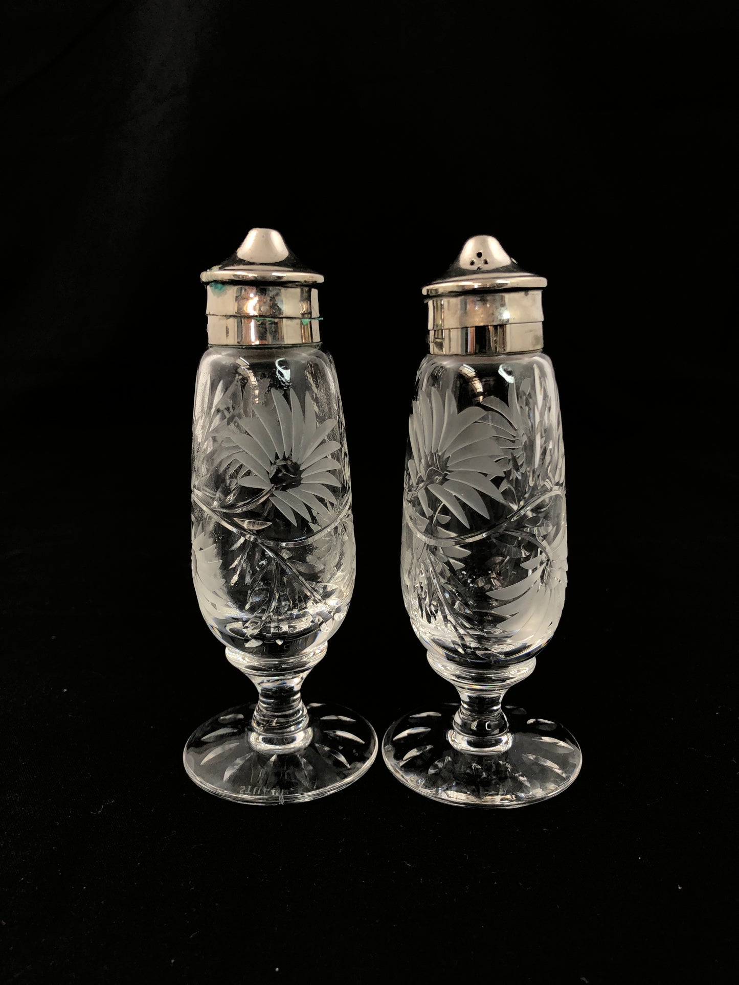 
                  
                    Stuart - Elegant Crystal Cut Salt & Pepper Shakers (21124)
                  
                