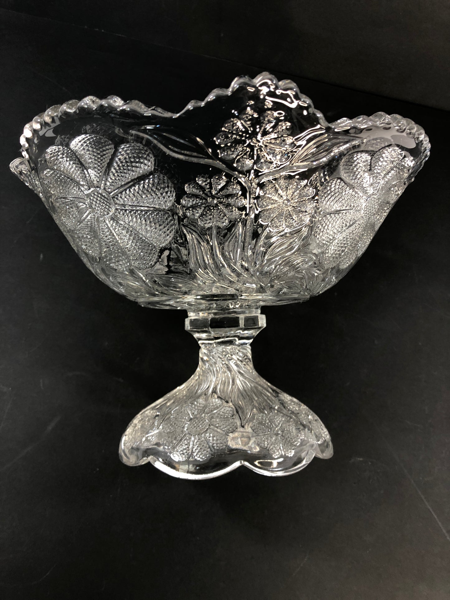 
                  
                    Large Heavy Glass Pedestal Fruit Bowl/Dessert Dish(21382)
                  
                