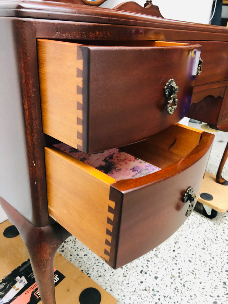 
                  
                    Queen Anne Style Mahogany Ladies Dresser (21771)
                  
                