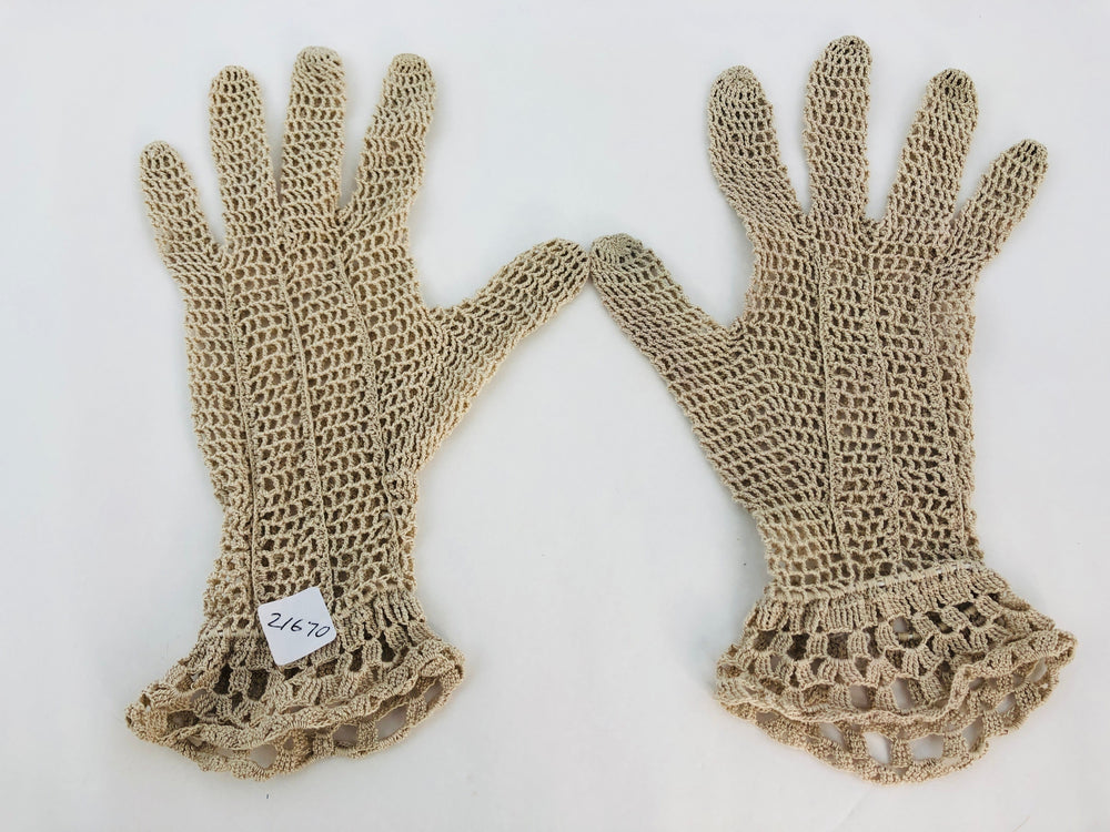 Lovely Vintage  Ladies Day Gloves  (21670)