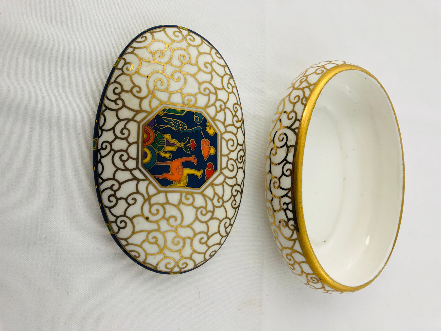 
                  
                    Saint James Fine China Jewellery Trinket Box (20703)
                  
                