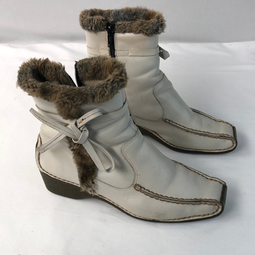 
                  
                    Ara (Portugal) Cream Boots with Fur Lining Size 38 (16745)
                  
                