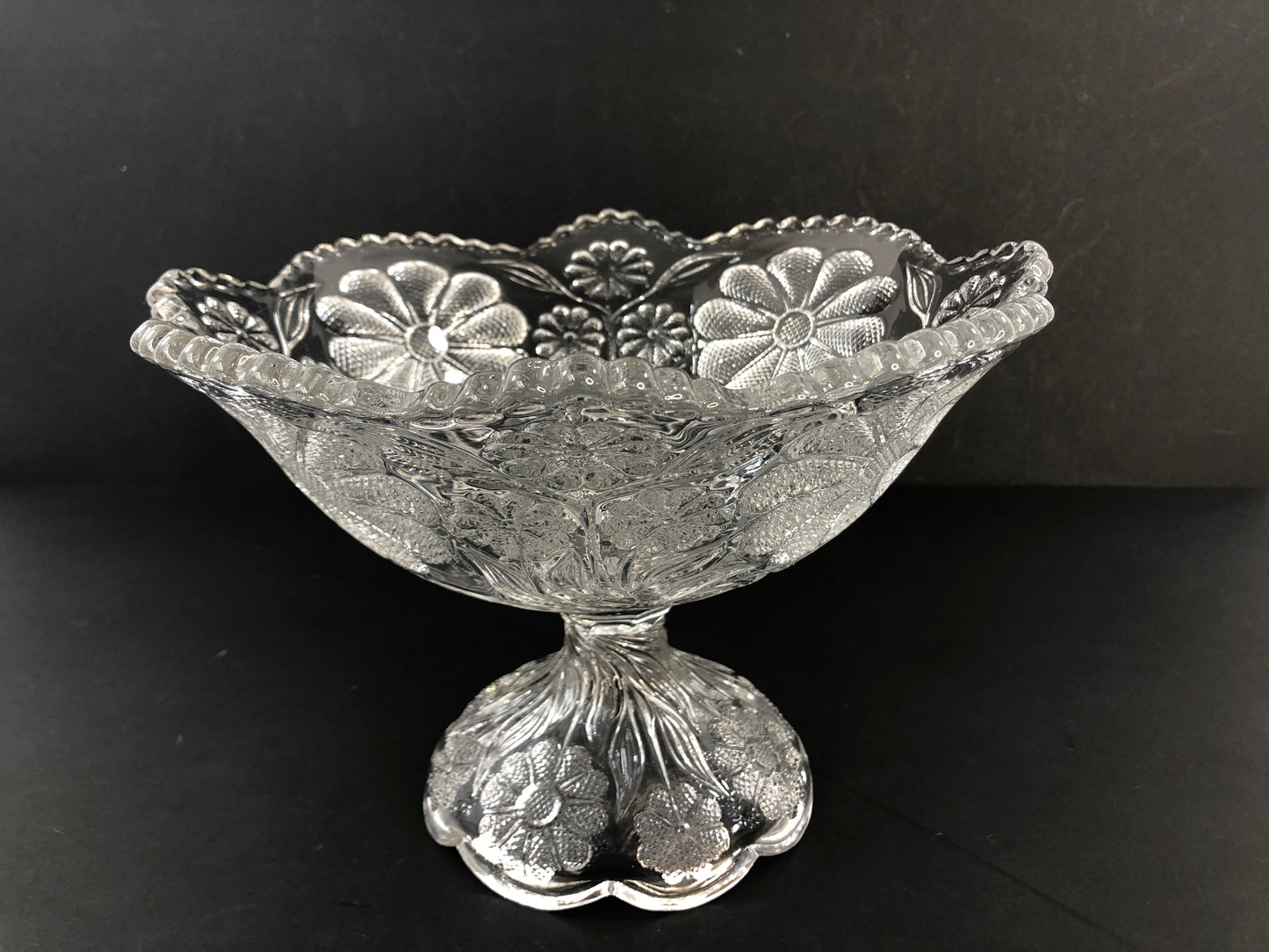 
                  
                    Large Heavy Glass Pedestal Fruit Bowl/Dessert Dish(21382)
                  
                