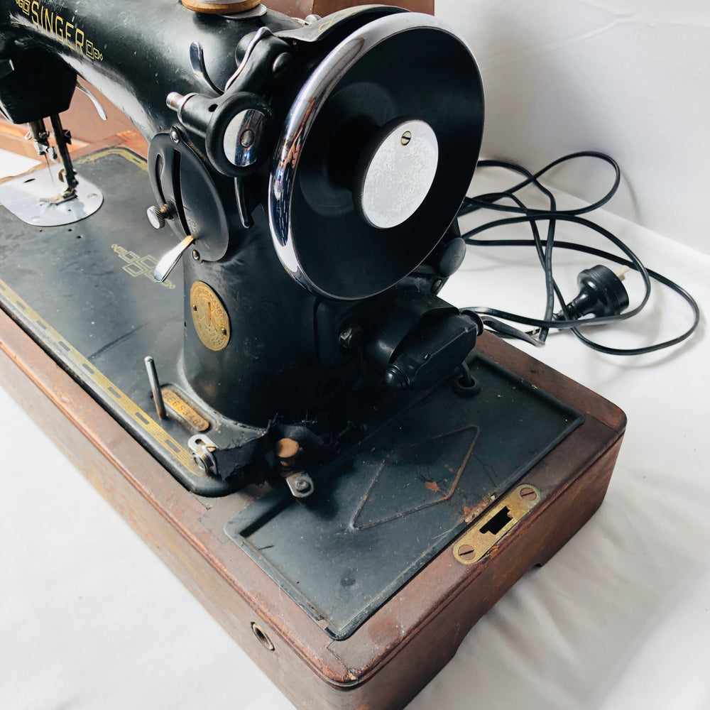 
                  
                    Singer Sewing Machine (16618)
                  
                