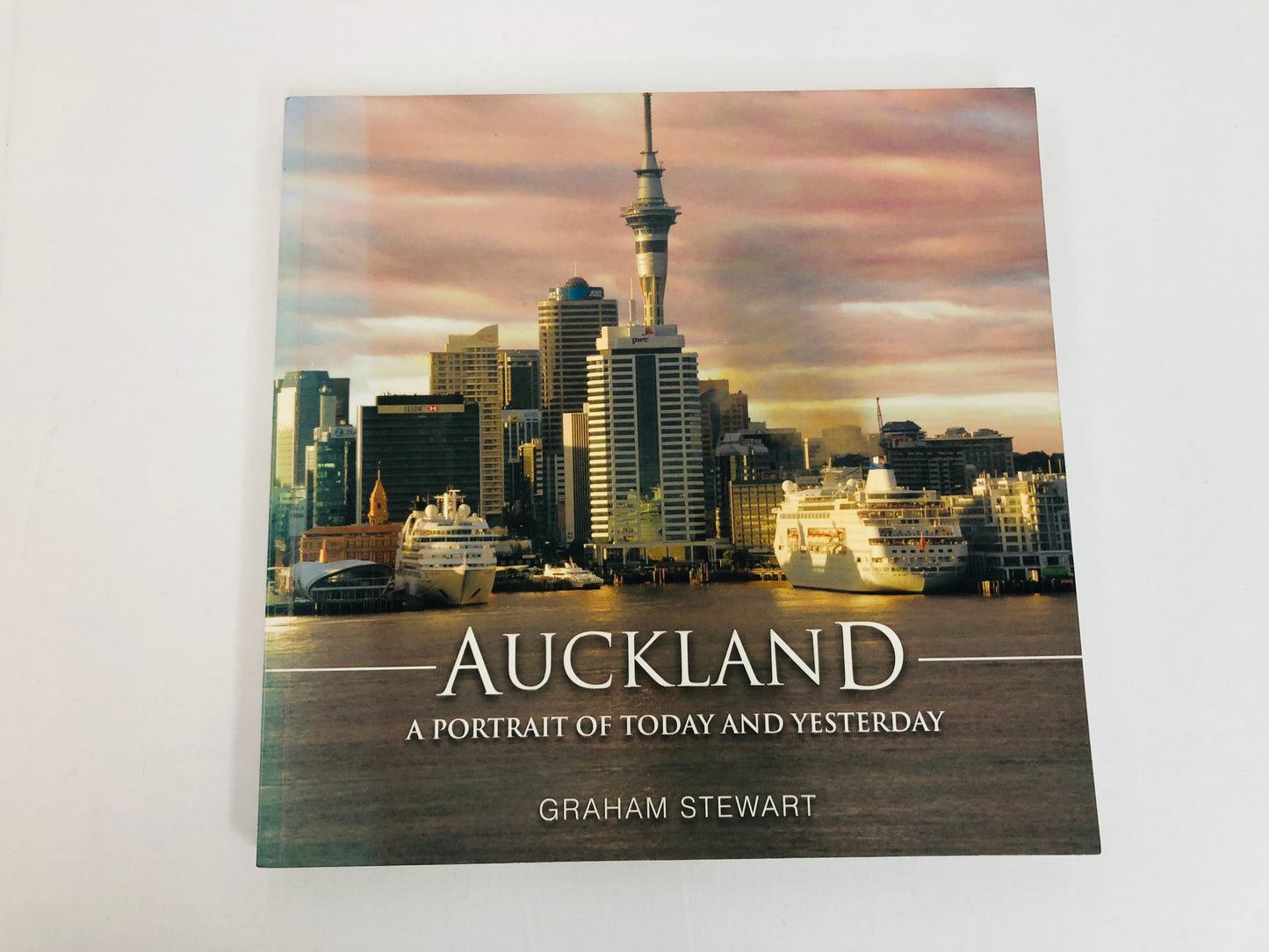 
                  
                    Auckland - A Portrait of Today and Yesterday by Graham Stewart (15282)
                  
                