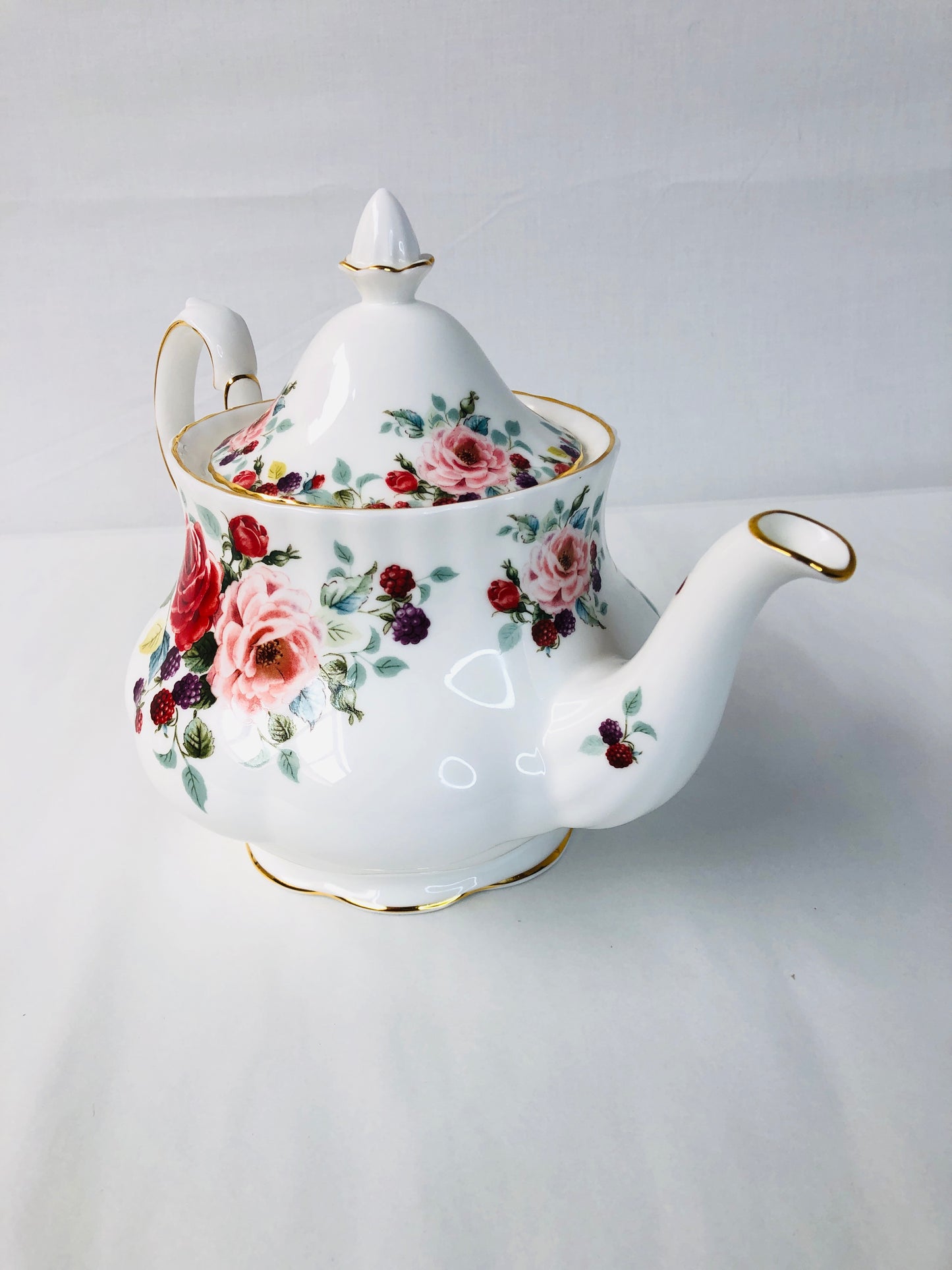 
                  
                    Royal Albert - Rosa Tea Set (15813)
                  
                