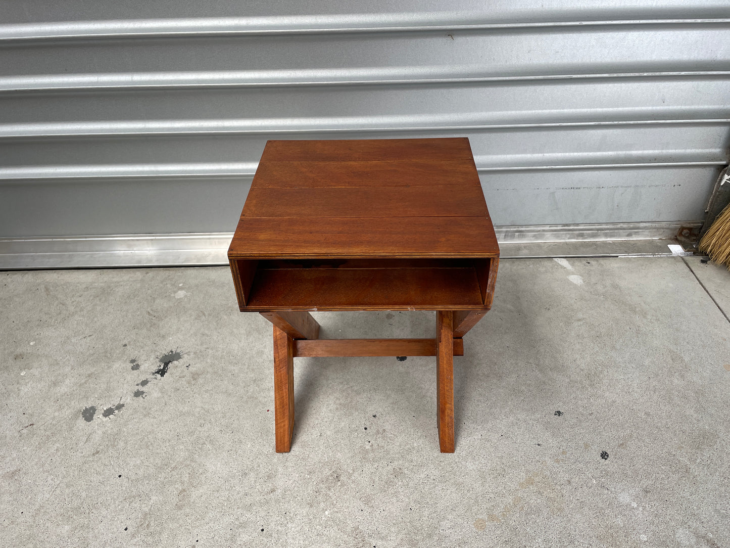 
                  
                    Cute Little Side Table (15827)
                  
                