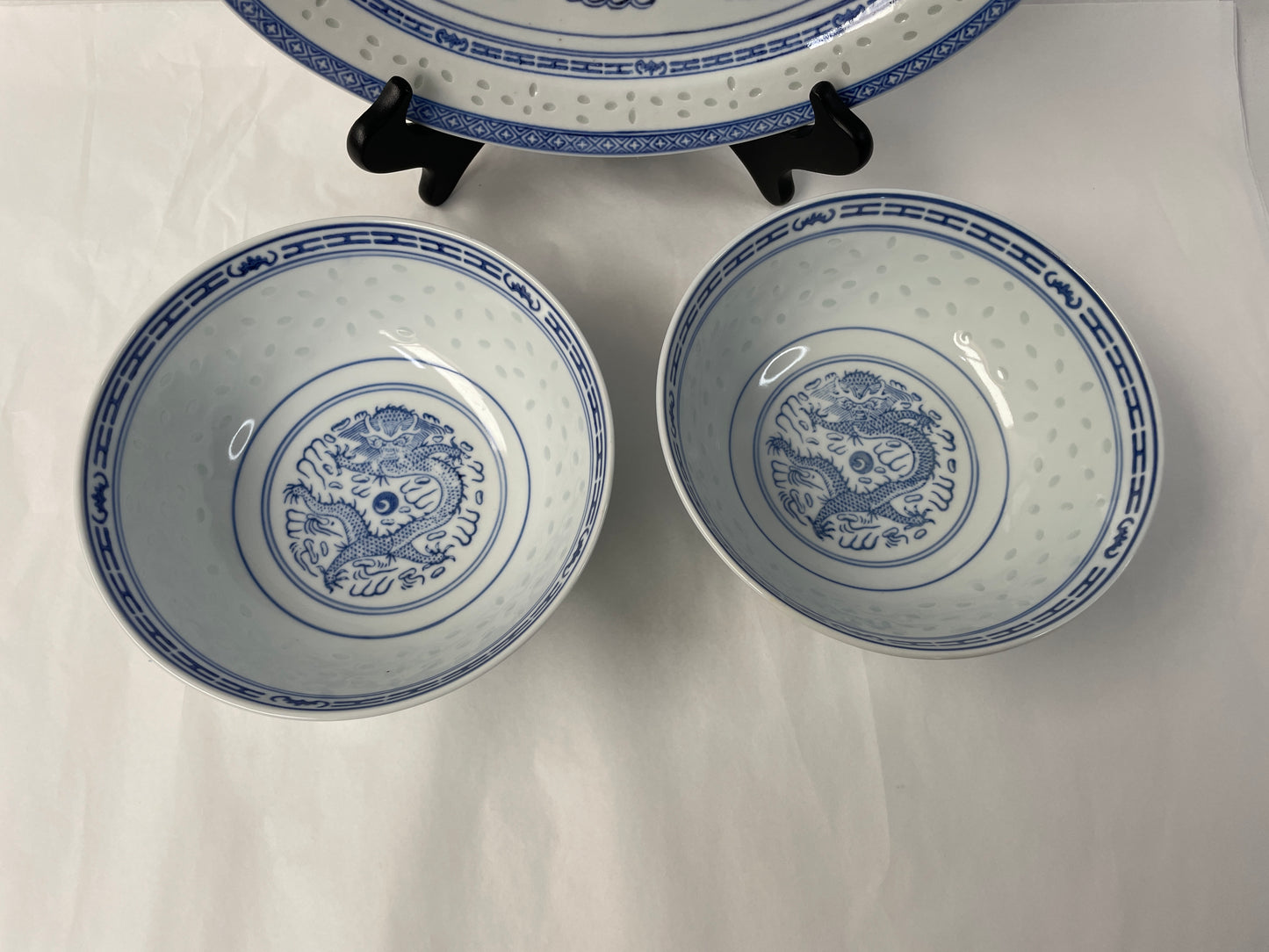 
                  
                    Tienshan Jingdzen Porcelain - Dragon Pattern - Bowls and Serving Plate (16356)
                  
                