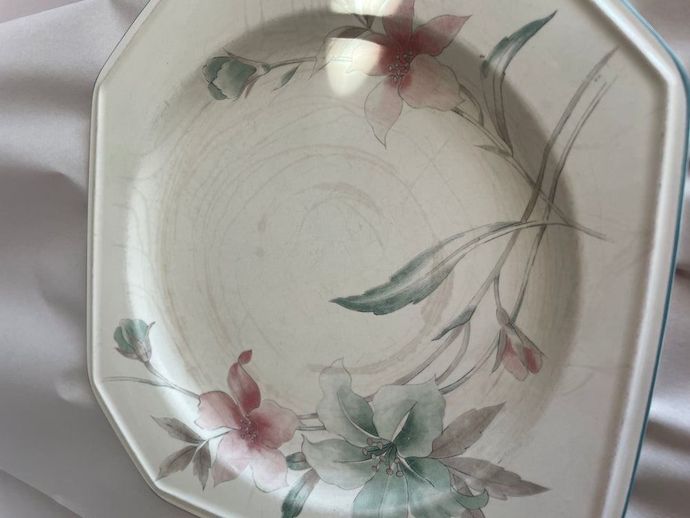 
                  
                    Mikasa French Lily Japan 6 x Dinner Plates and Dessert (16419)
                  
                